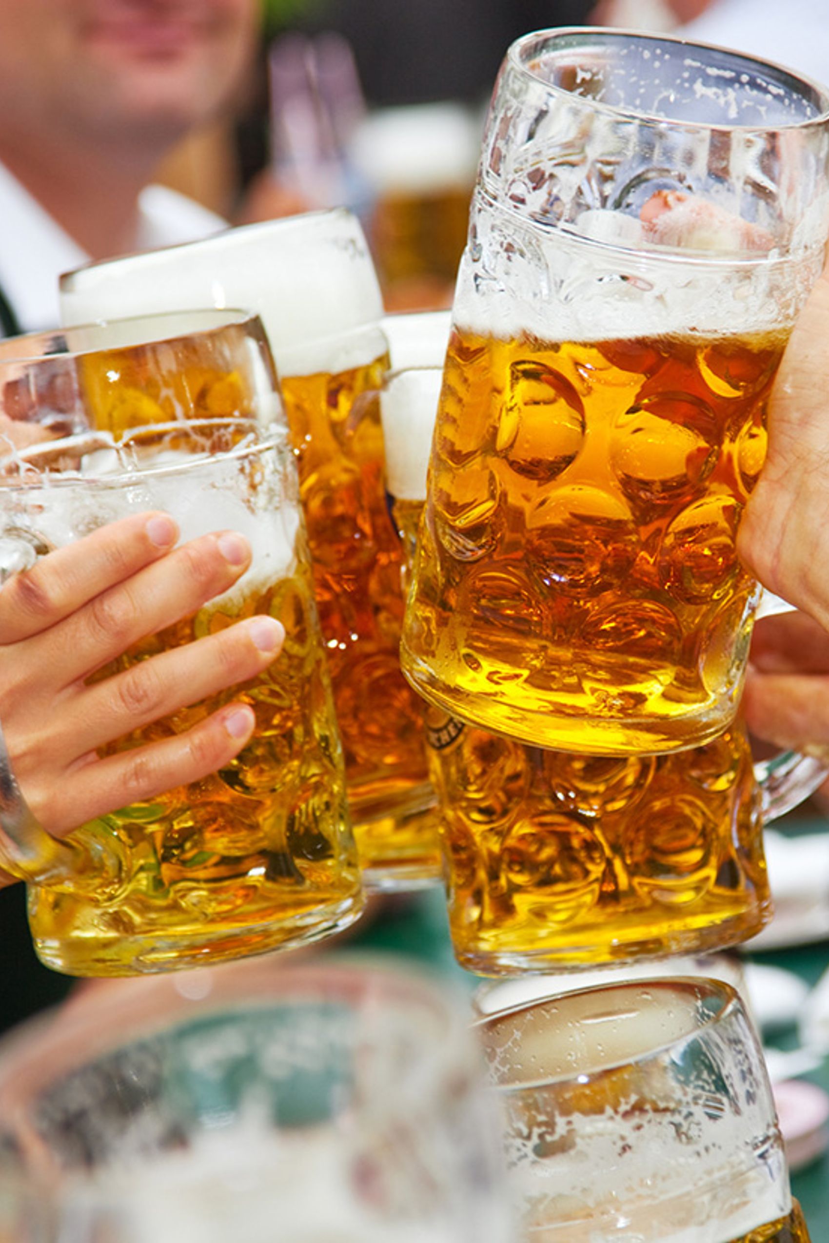 Oktoberfest 2025 in München: Volle Maßkrüge beim Anstoßen