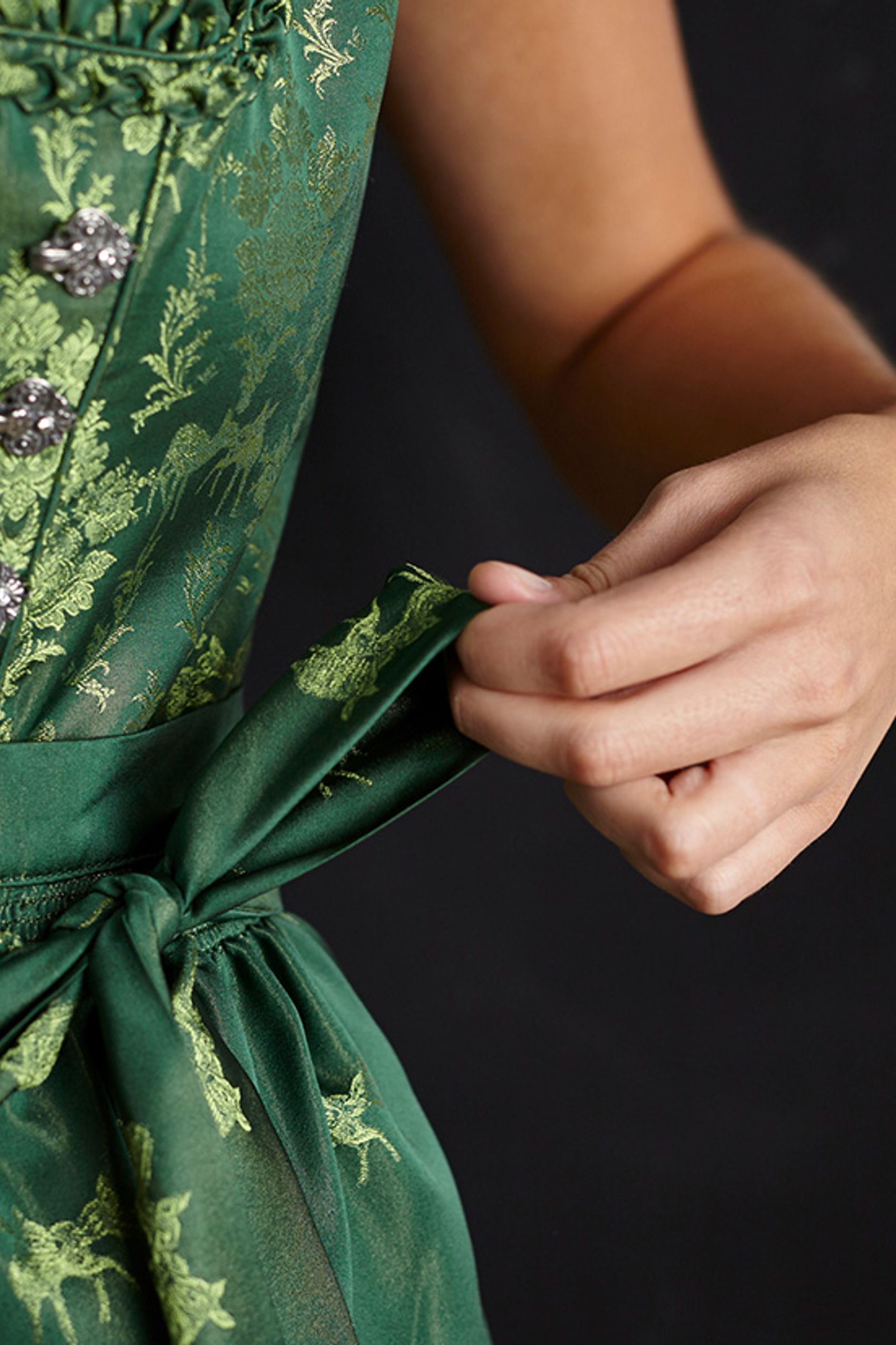 Oktoberfest 2025 in München: Die richtige Art dein Dirndl zu binden