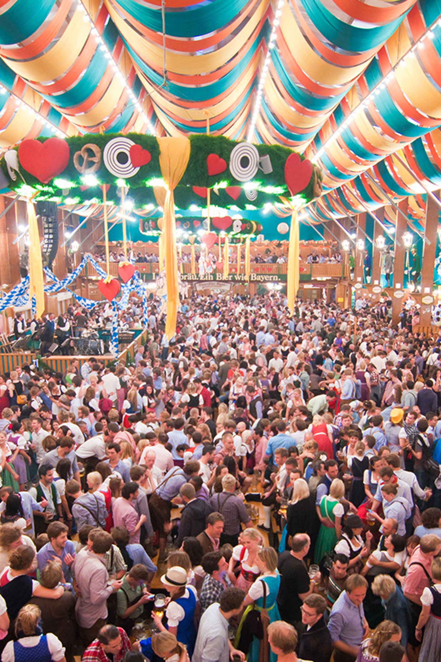 Oktoberfest 2025 in München: Blick ins Festzelt