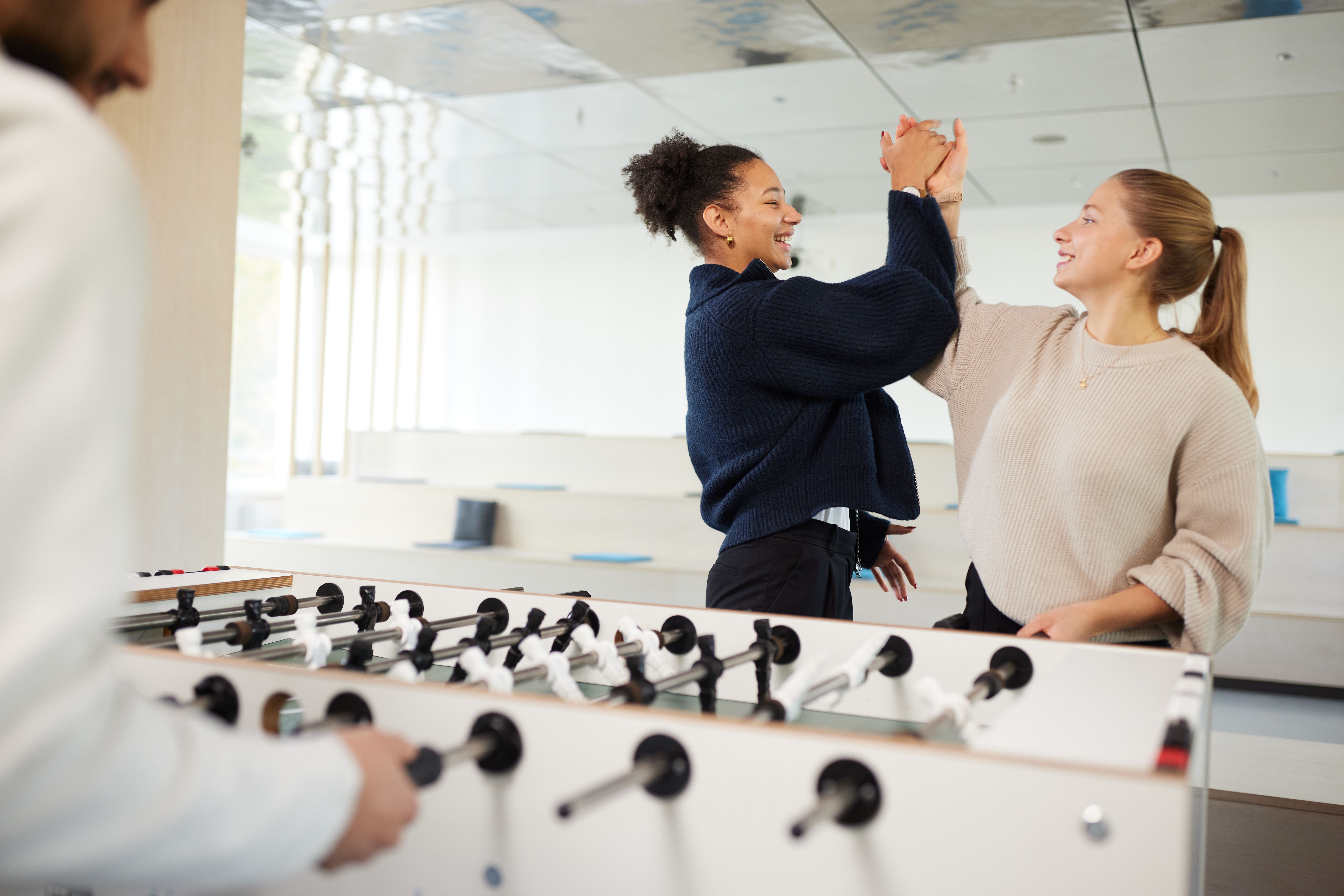 Motel One Studierende in ihrer Freizeit beim Kicker spielen Motel One Studierende in ihrer Freizeit beim Kicker spielen