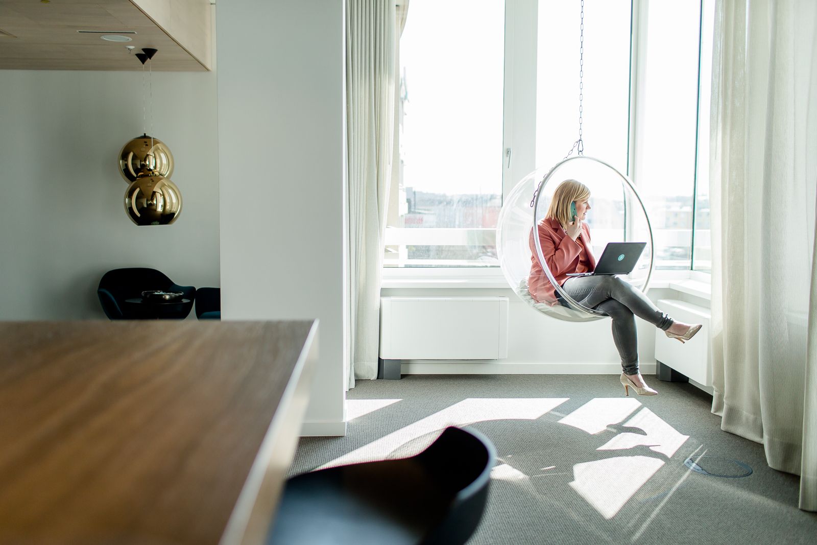 Motel One Headoffice Mitarbeitende arbeitet im Office