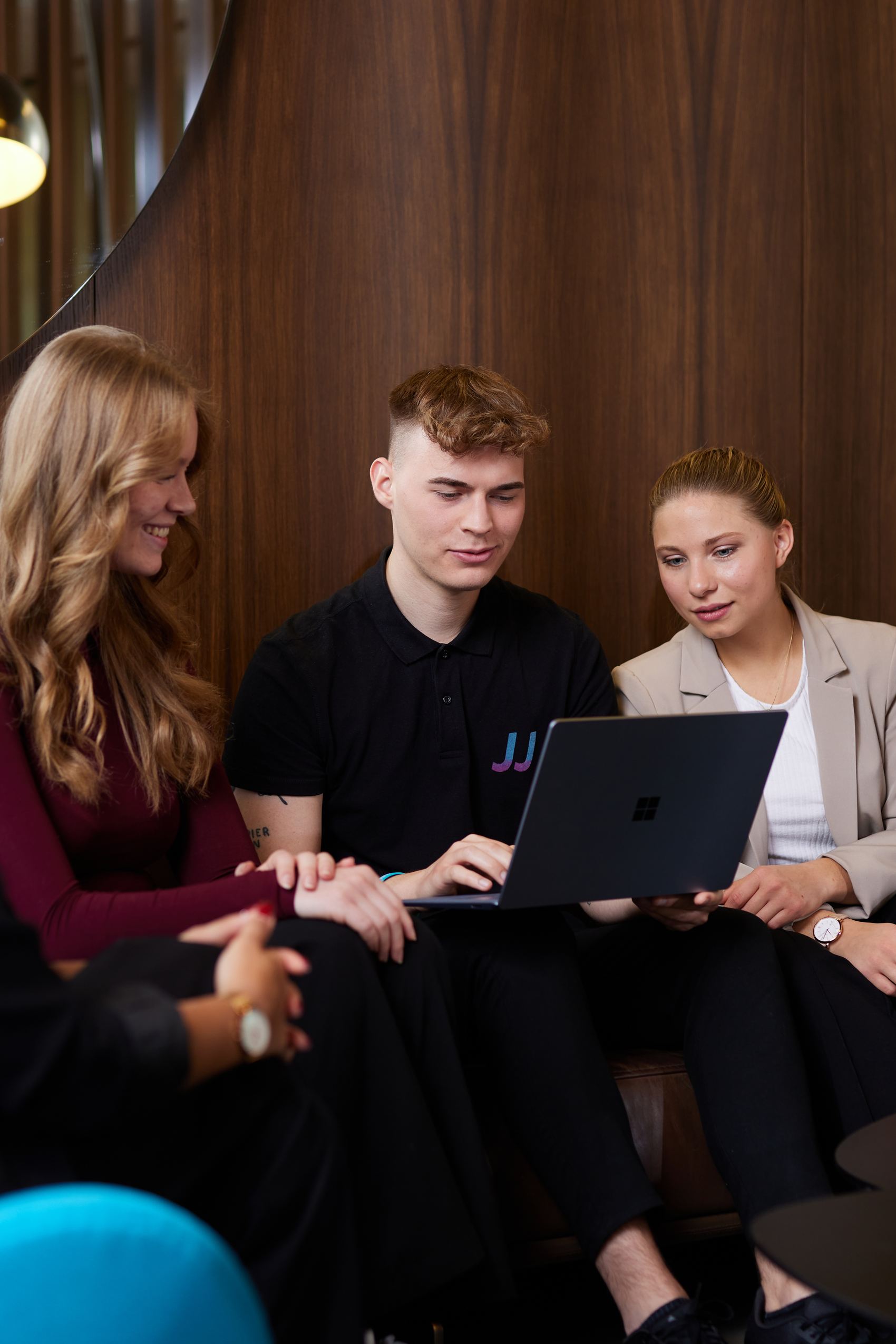 Motel One dual Studierende Schulklasse beim Studieren