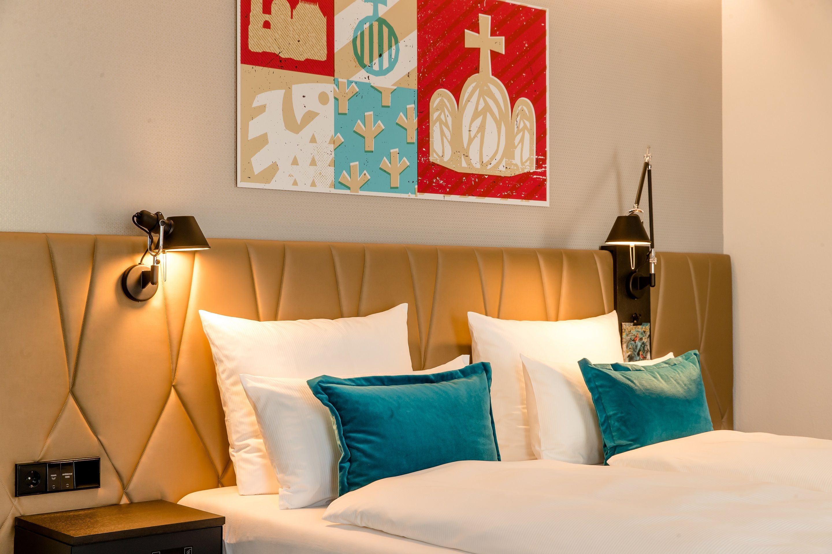 Design Hotel Aachen Motel One Zimmer The One seitlicher Blick auf Doppelbett