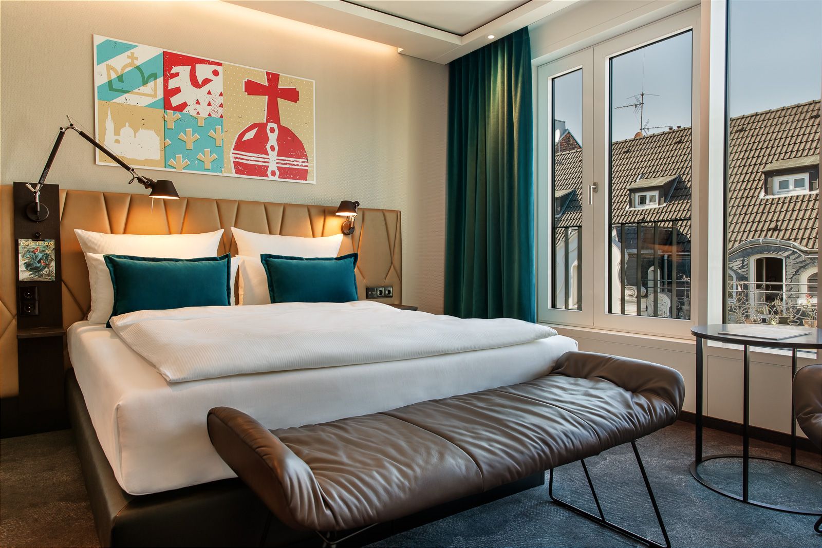 Hotel Aachen Motel One Hotelzimmer mit Doppelbett und Blick auf Dächer