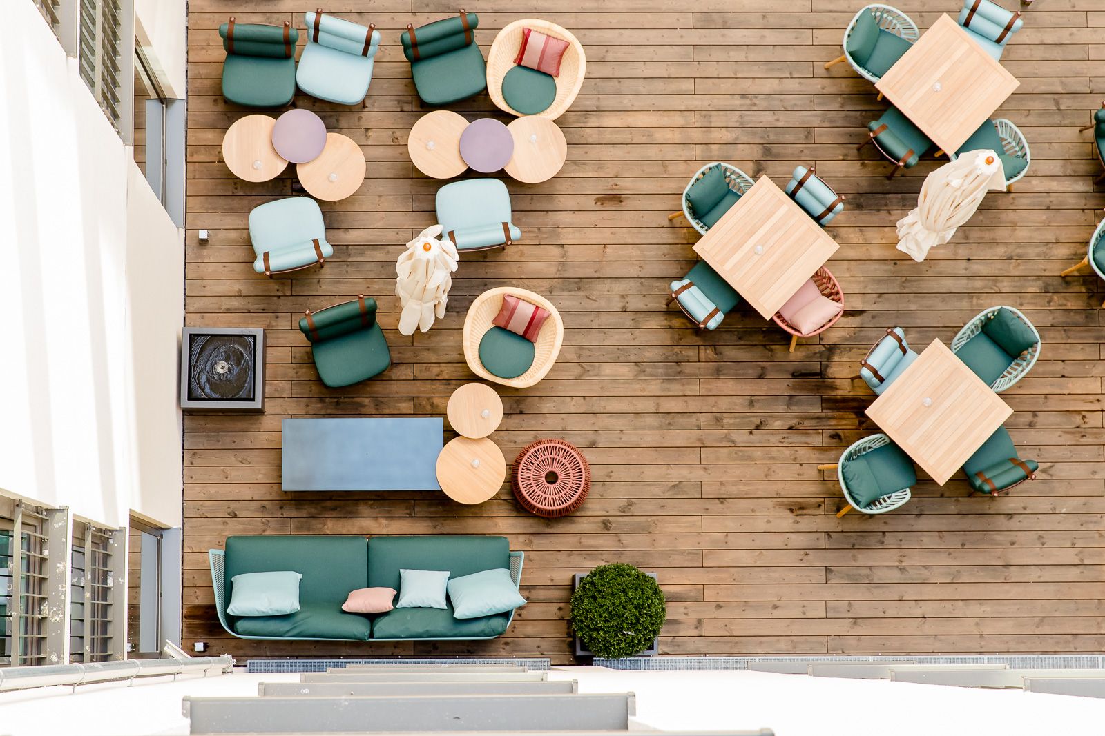 Hotel Aachen Motel One Terrasse von oben mit Sitzgelegenheiten