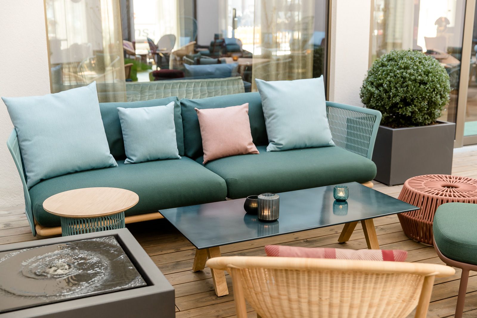 Designhotel Aachen Motel One Außenbereich mit einladender Sitzbank