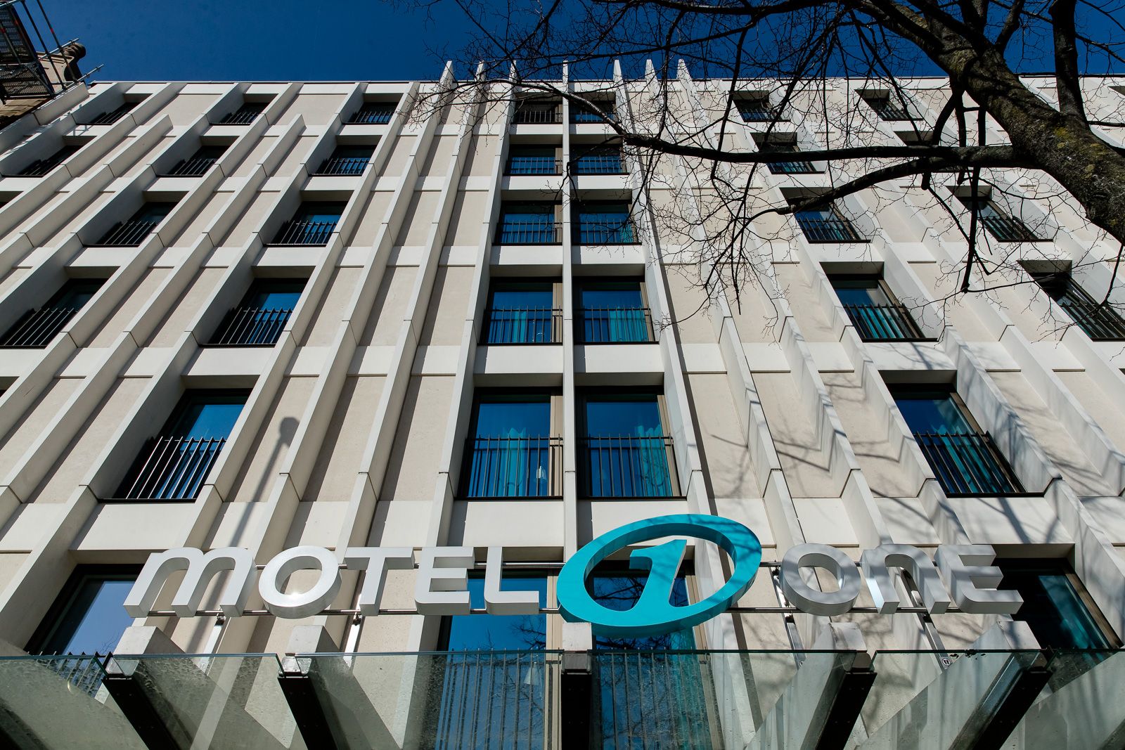 Hotel Aachen Motel One Fassade mit Logo