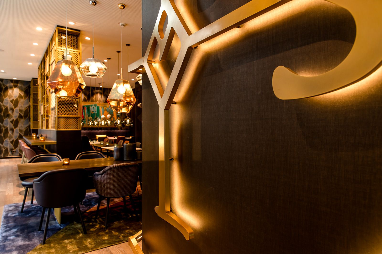 Hotel Aachen Motel One Wandaufnahme und seitlicher Blick in die Lounge