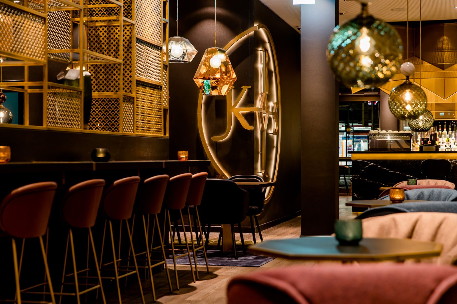 Hotel Aachen Motel One Lounge mit Barbereich und Barhockern