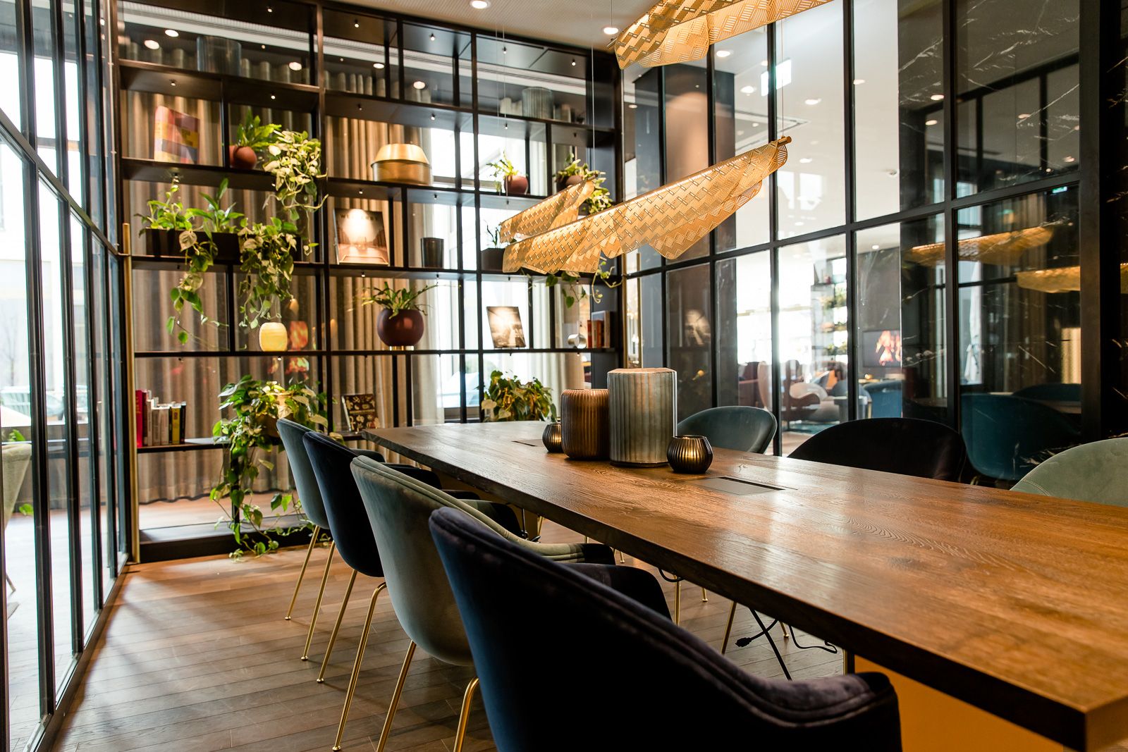 Hotel Aachen Motel One Workbench mit Tisch und mehreren Stühlen