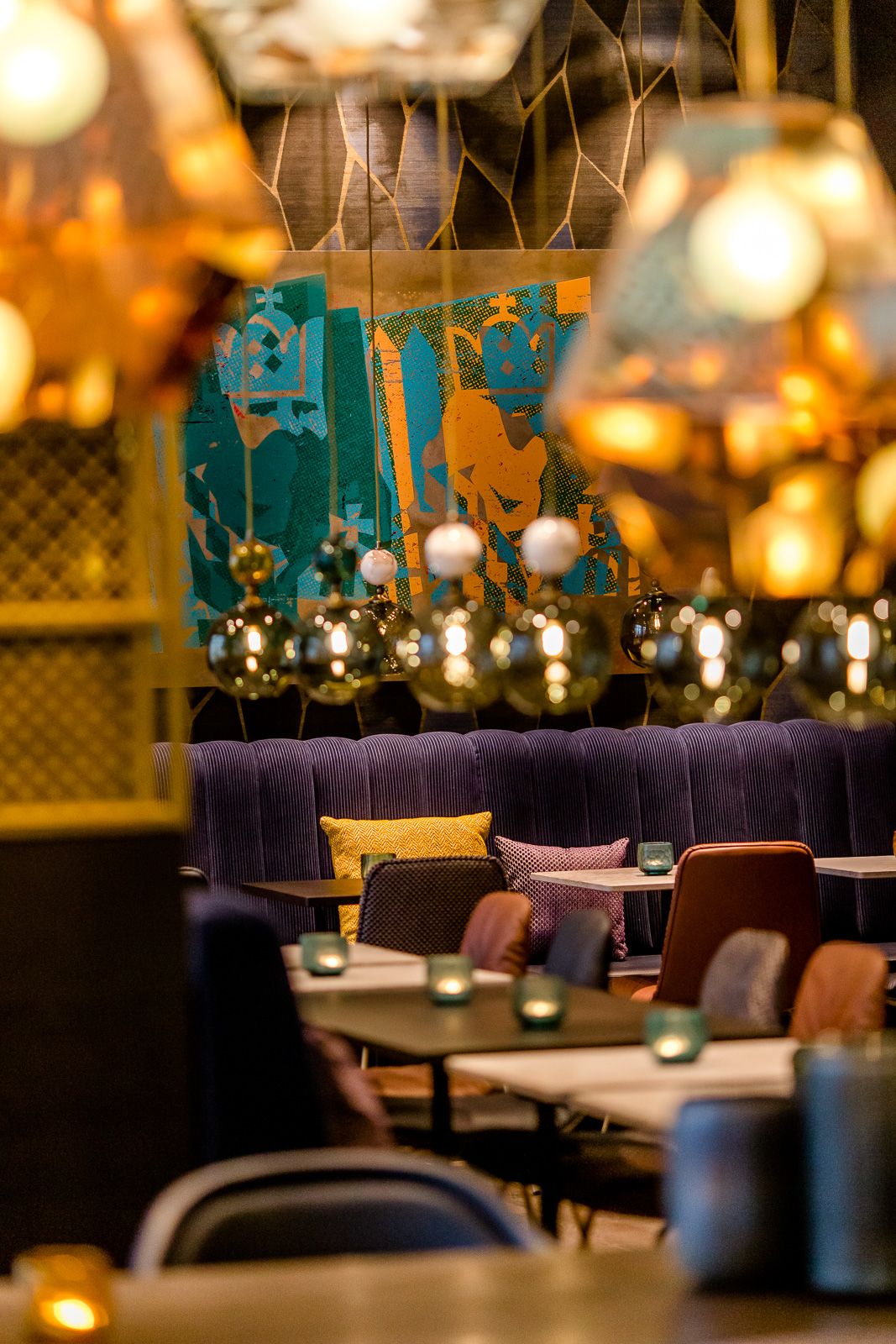 Hotel Aachen Motel One modern gestalteter Raum mit mehreren Sitzgelegenheiten