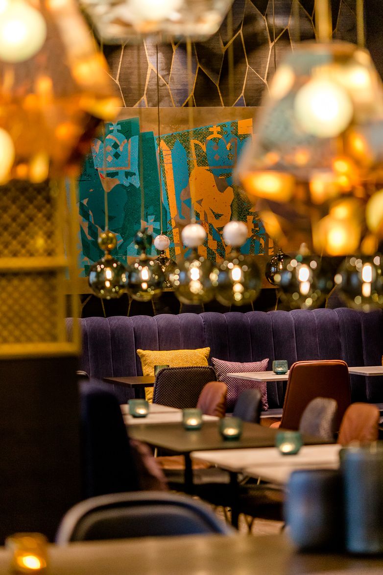 Hotel Aachen Motel One modern gestalteter Raum mit mehreren Sitzgelegenheiten
