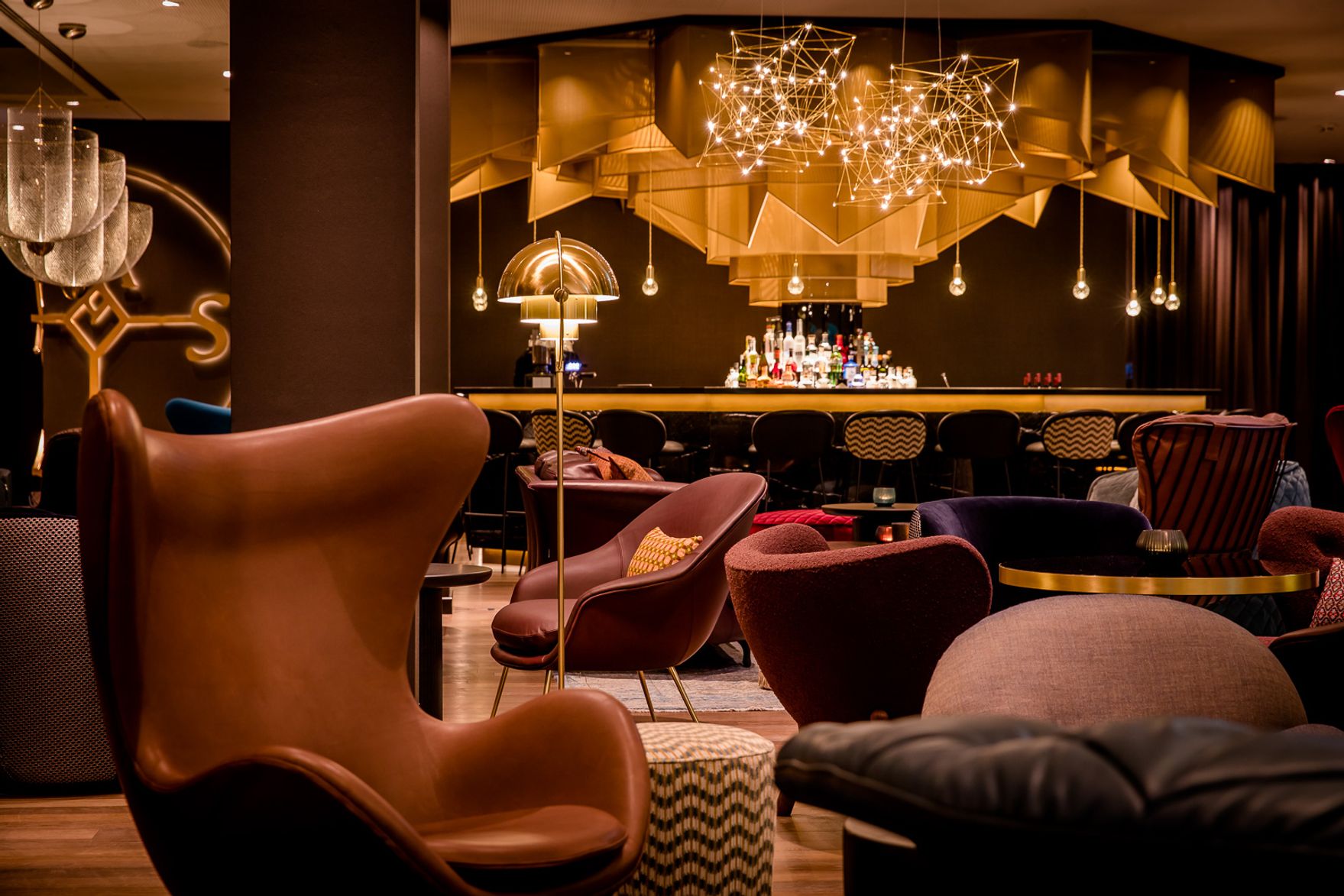 Hotel Aachen Motel One Bar und mehrere Sessel