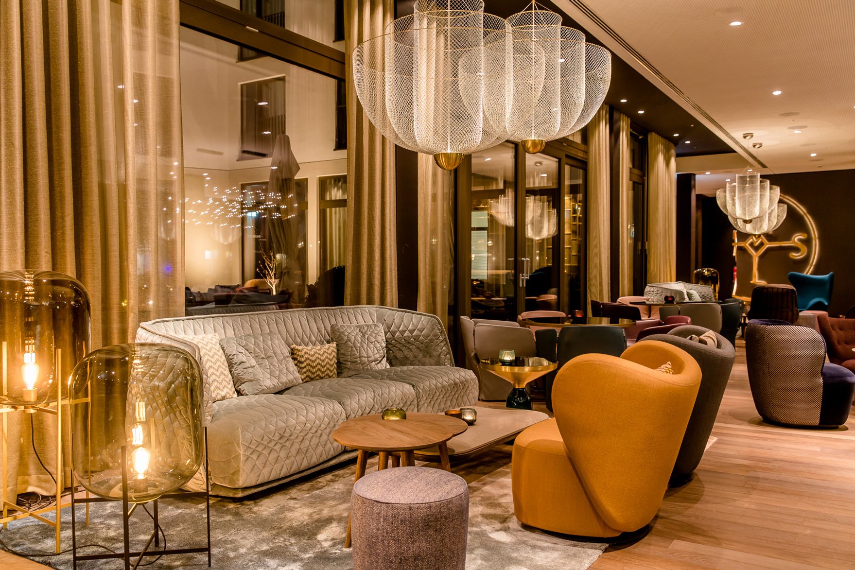 Hotel Aachen Motel One Eingangsbereich Lounge mit Sesseln und Couch