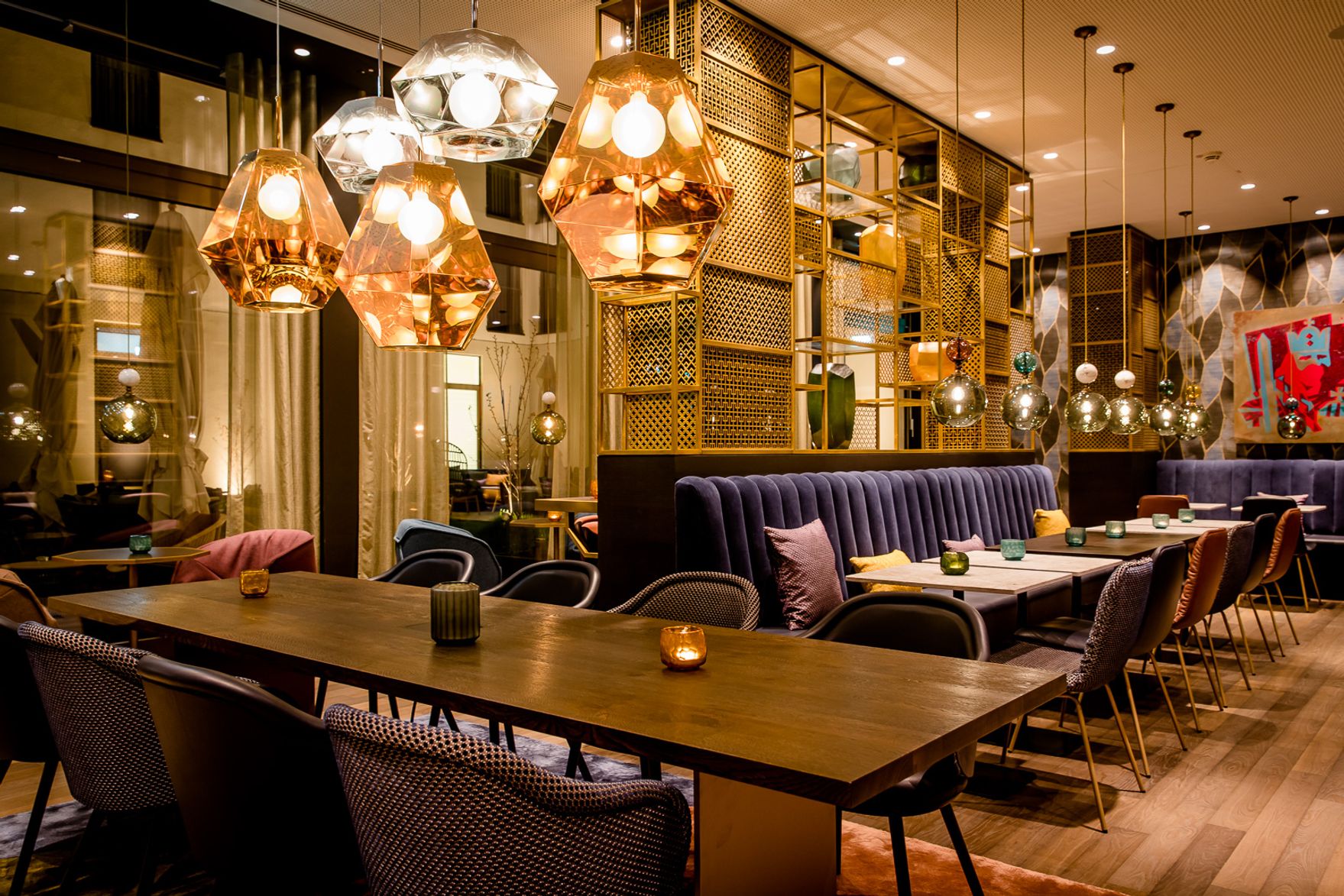 Hotel Aachen Motel One Frühstücksbereich mit Sitzgelegenheiten