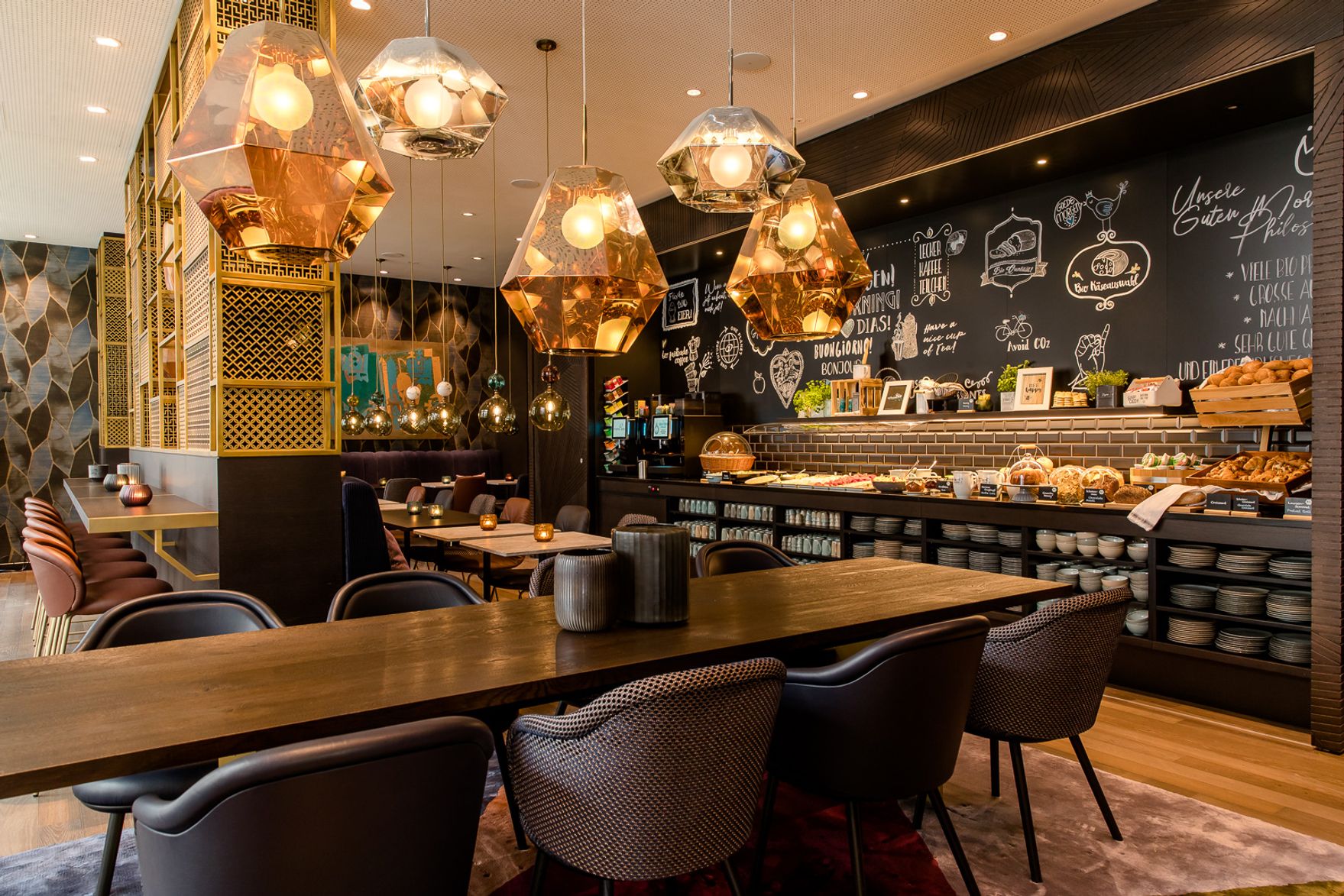Hotel Aachen Motel One Frühstücksbuffet sowie Tische und Stühle