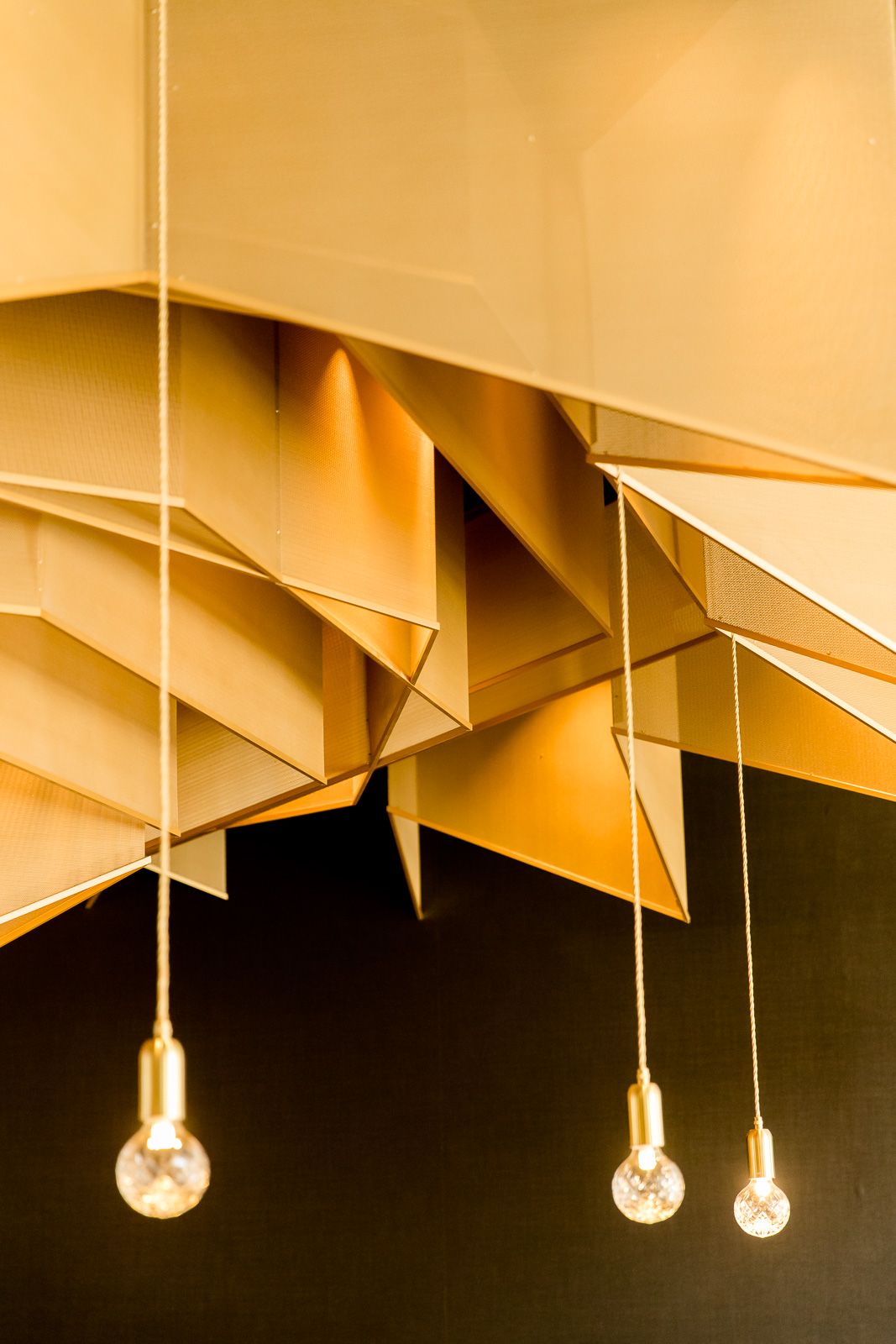 Hotel Aachen Motel One drei Glühbirnen hängen von goldener Decke