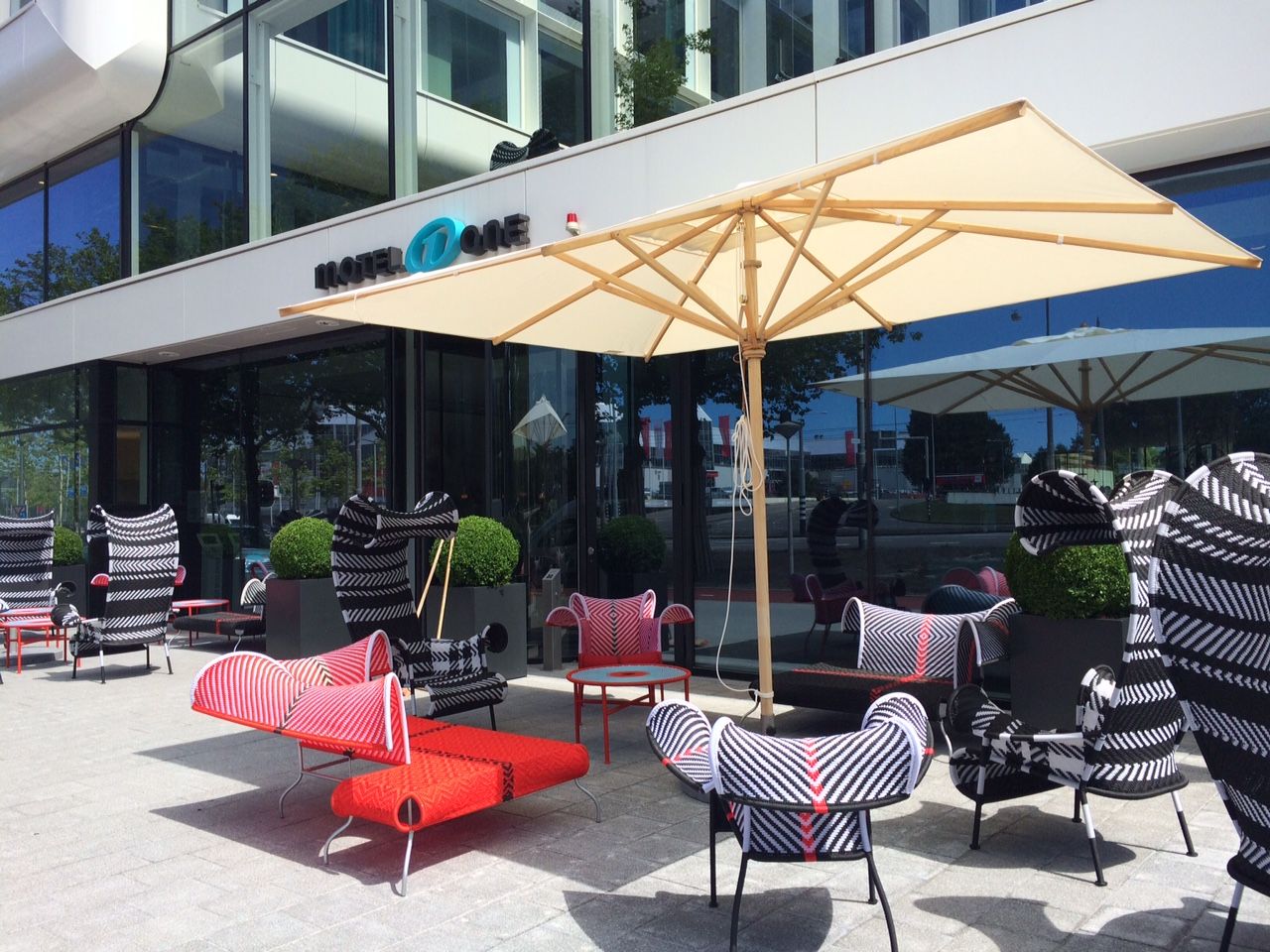 Hotel Amsterdam Motel One Außenbereich mit modernen Sitzgelegenheiten