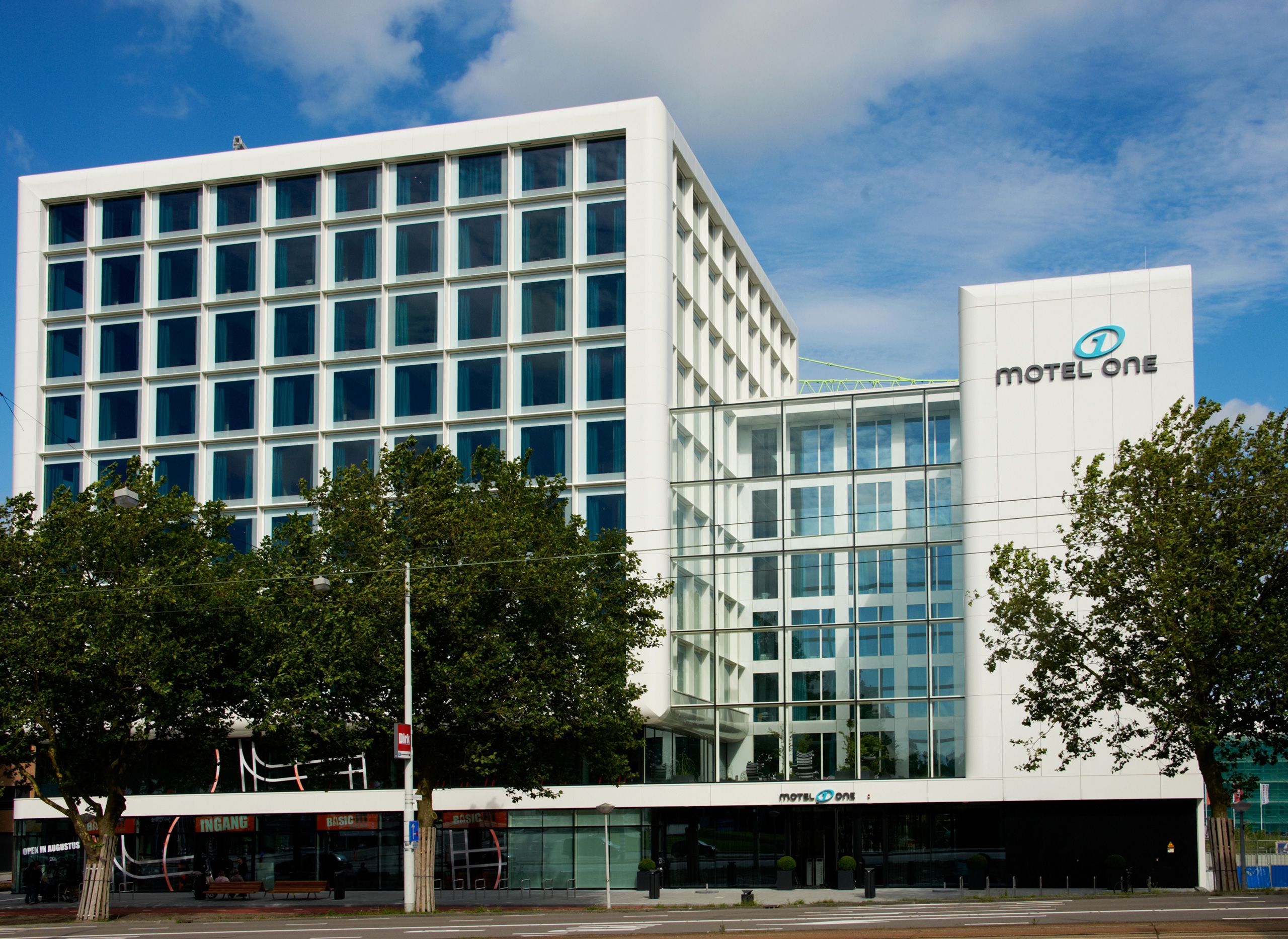 Hotel Amsterdam Motel One Außenansicht mit Logo