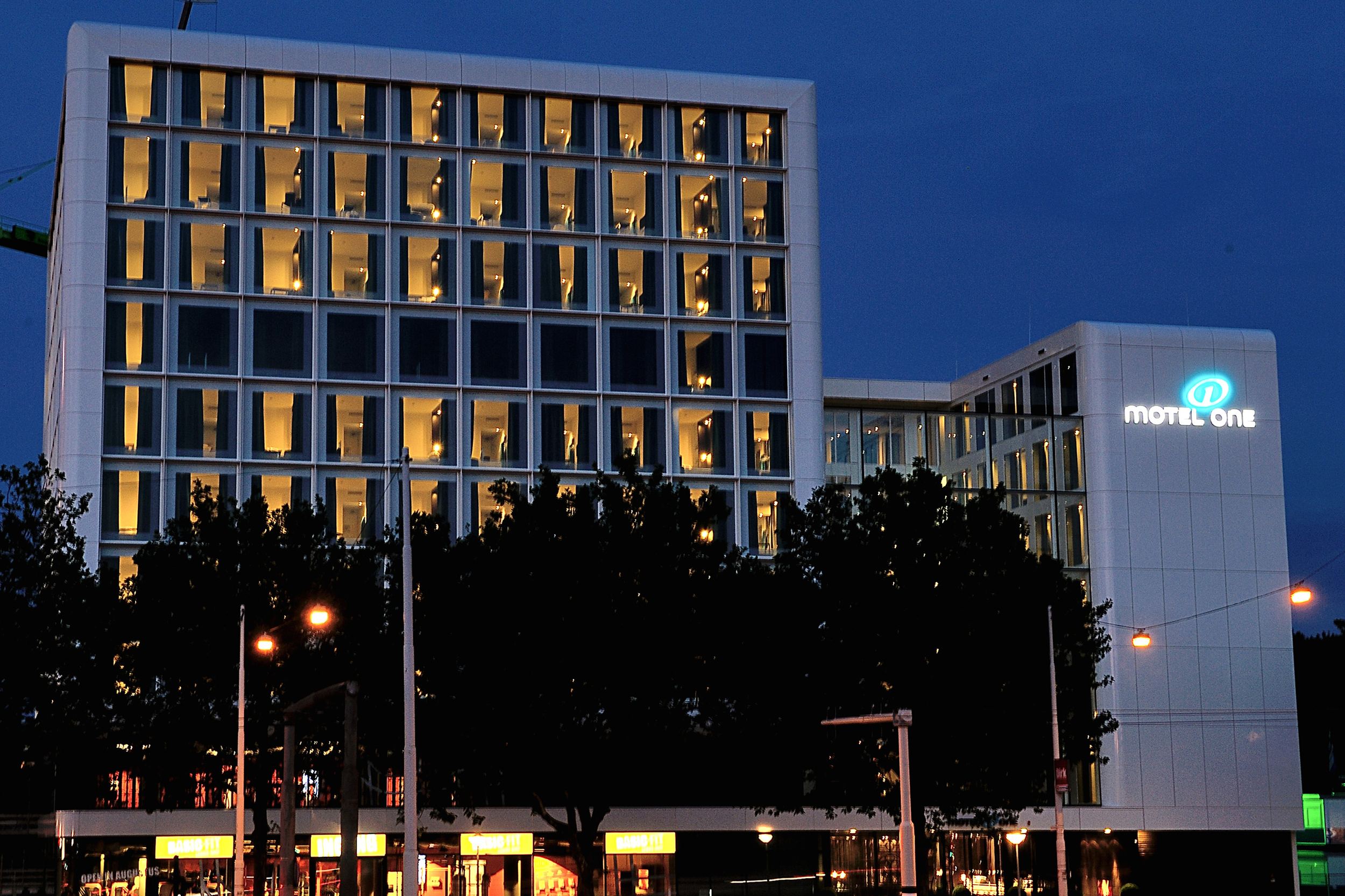 hotel Amsterdam Motel One exterior view of the building and at night