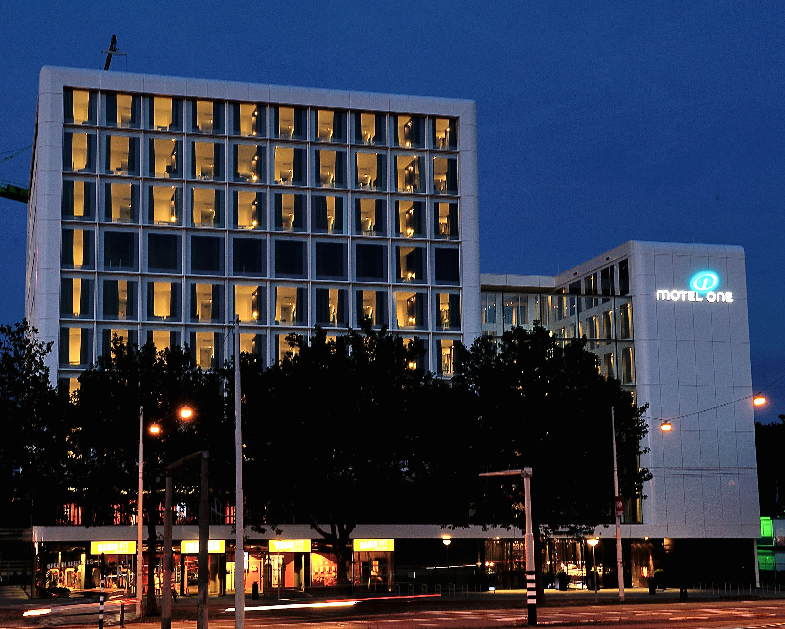 Hotel Amsterdam Motel One Gebäudeansicht von außen und bei Abend