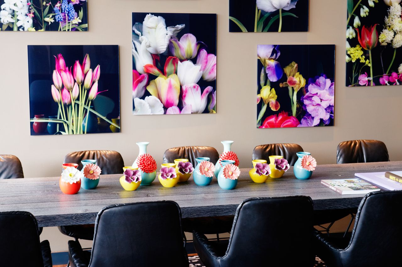 Hotel Amsterdam Motel One Lounge mit floralen Tisch- und Wandmotiven