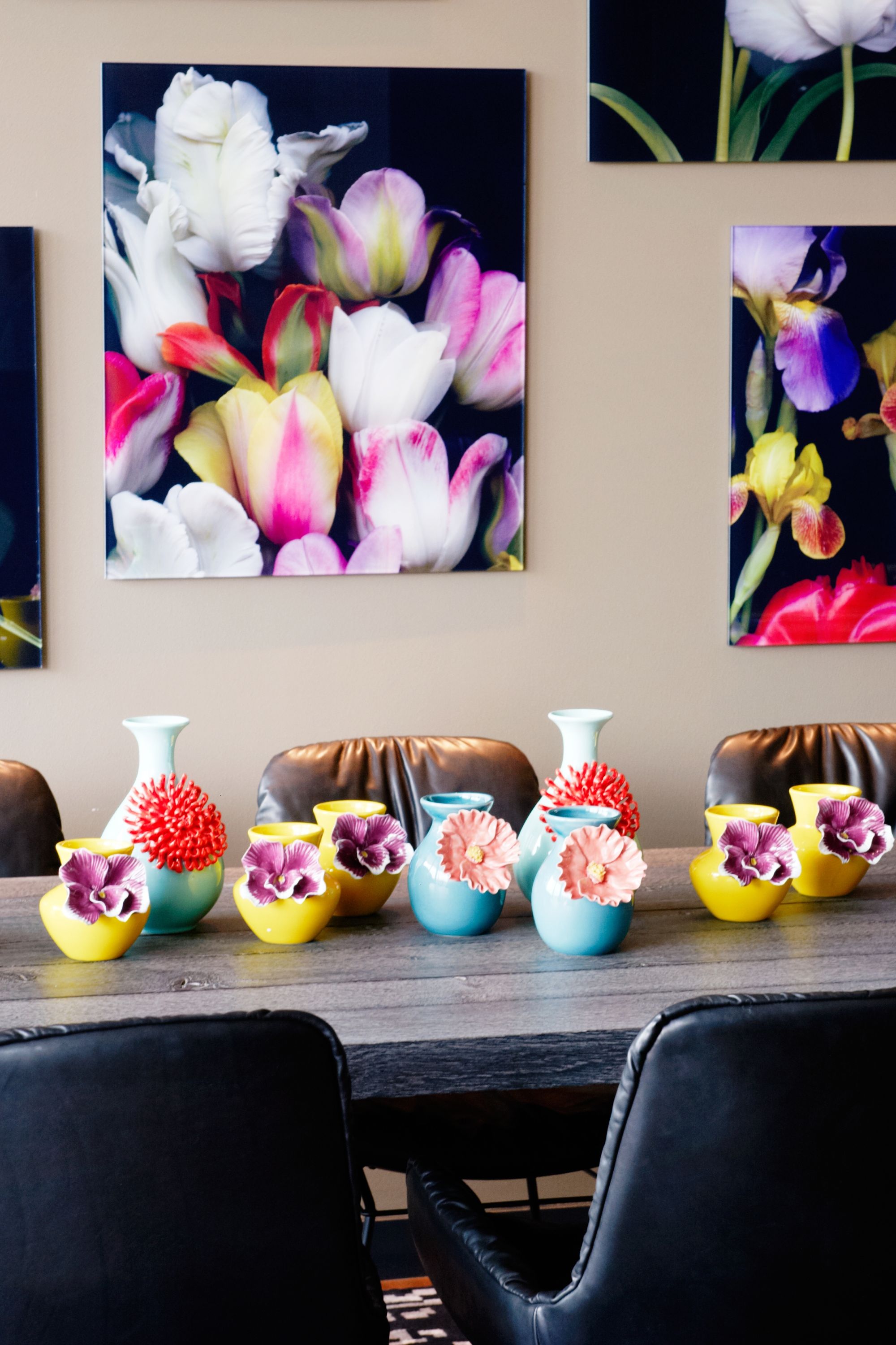 Hotel Amsterdam Motel One Lounge mit floralen Tisch- und Wandmotiven