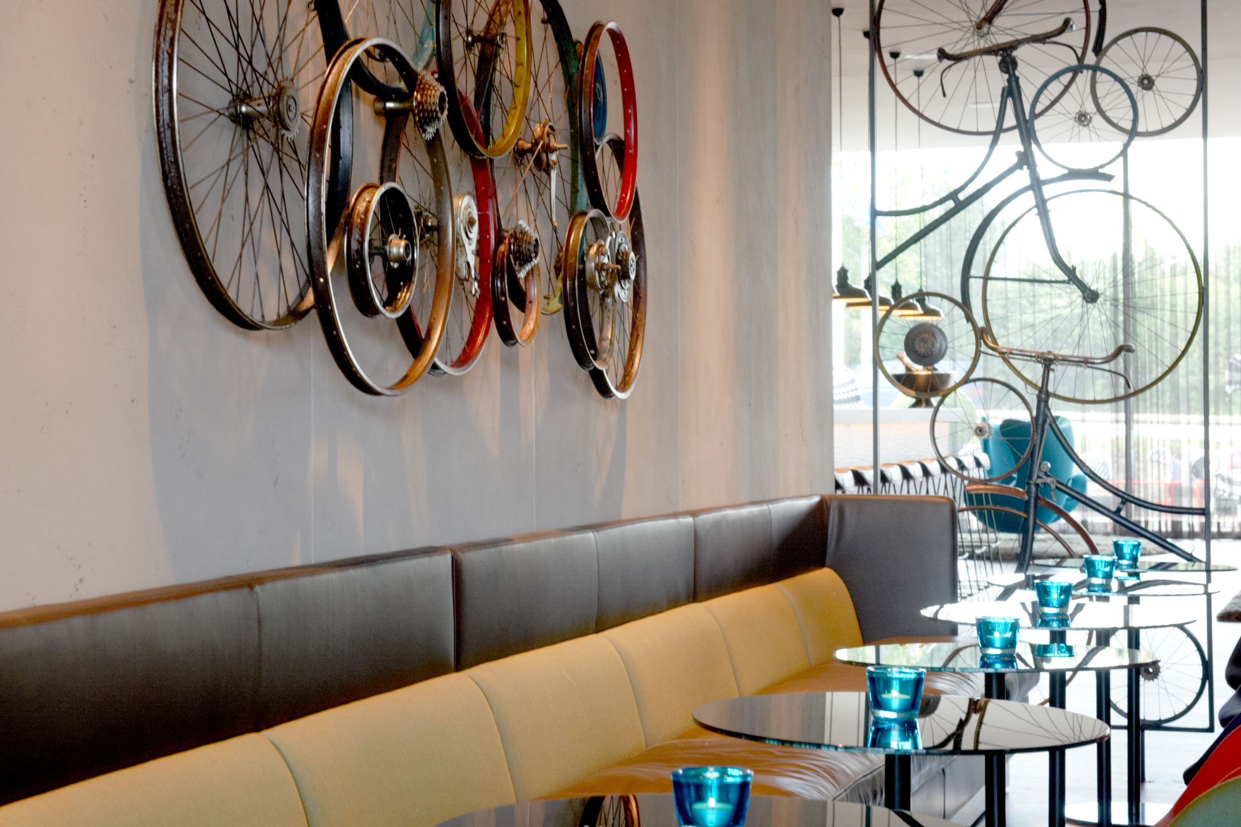 hotel Amsterdam Motel One indoor area with tables and chairs