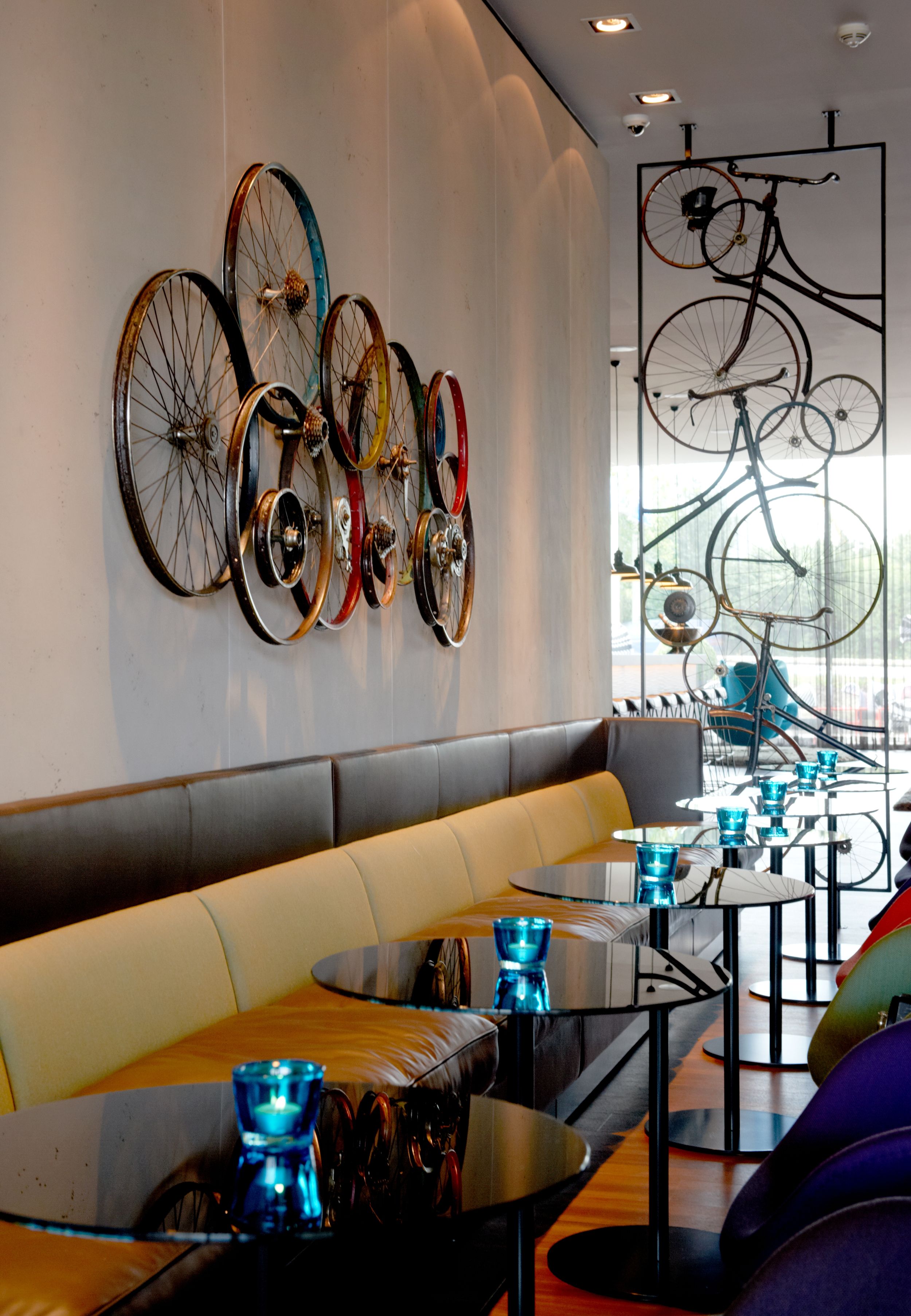 Hotel Amsterdam Motel One Innenbereich mit Tischen und Stühlen