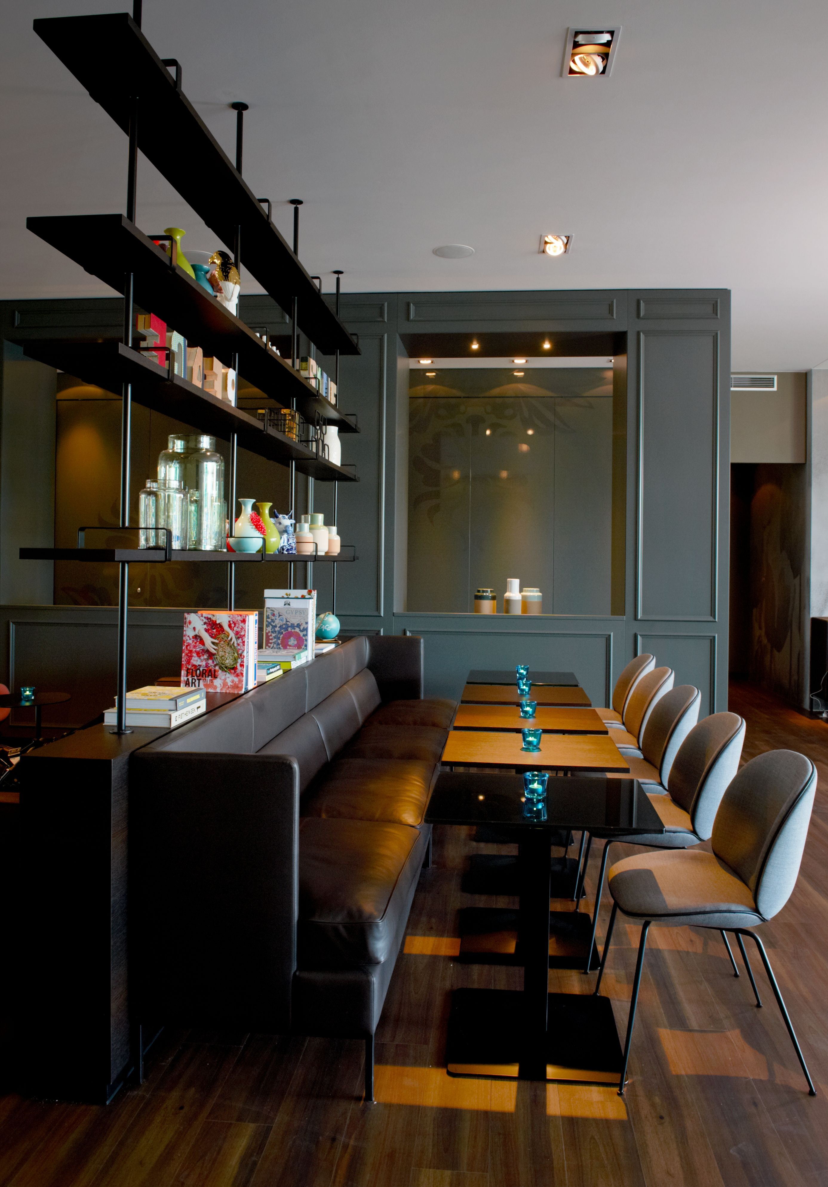 Hotel Amsterdam Motel One Innenbereich mit langer Sitzgruppe