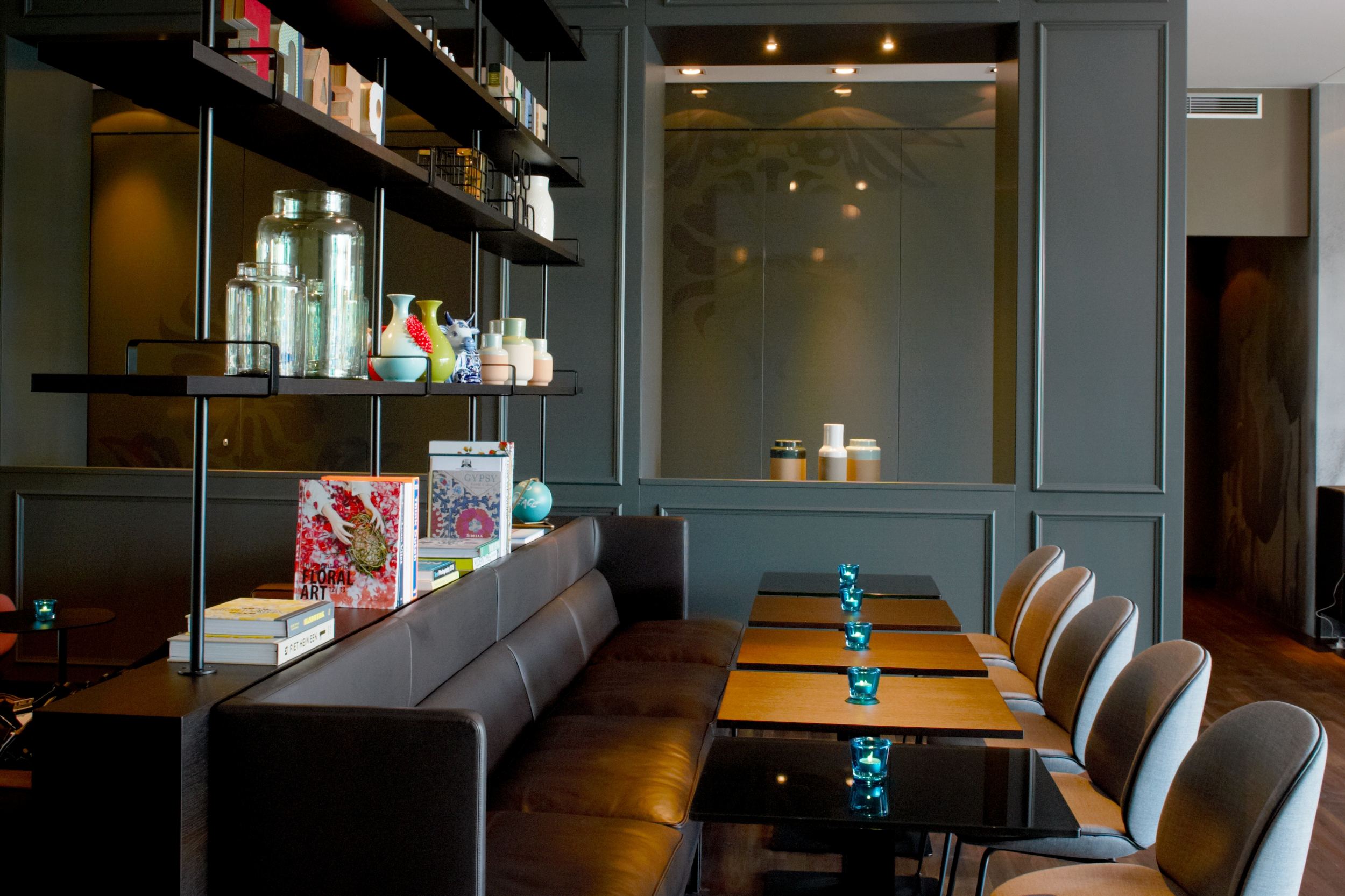 hotel Amsterdam Motel One indoor area with large seating area