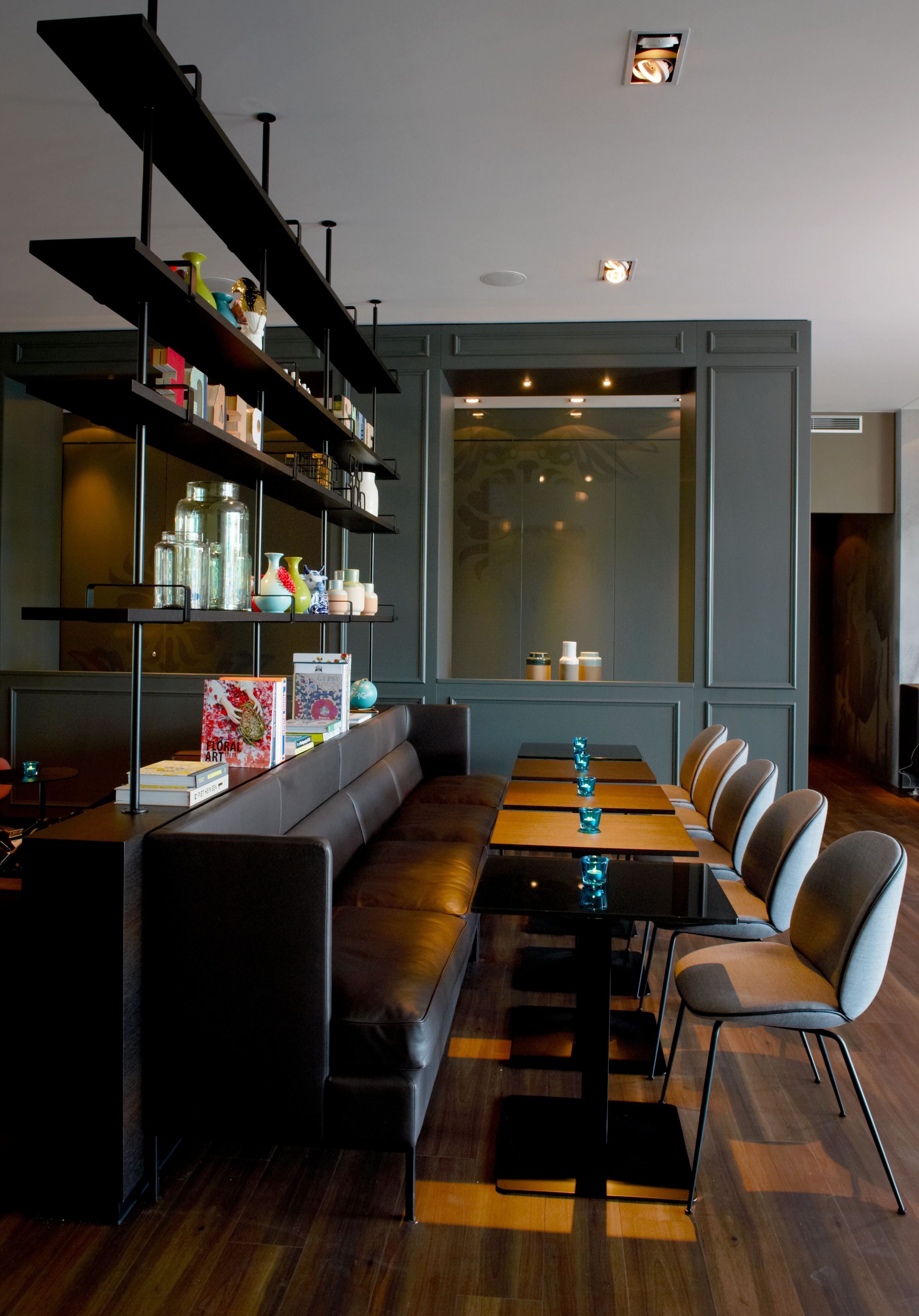 hotel Amsterdam Motel One indoor area with large seating area