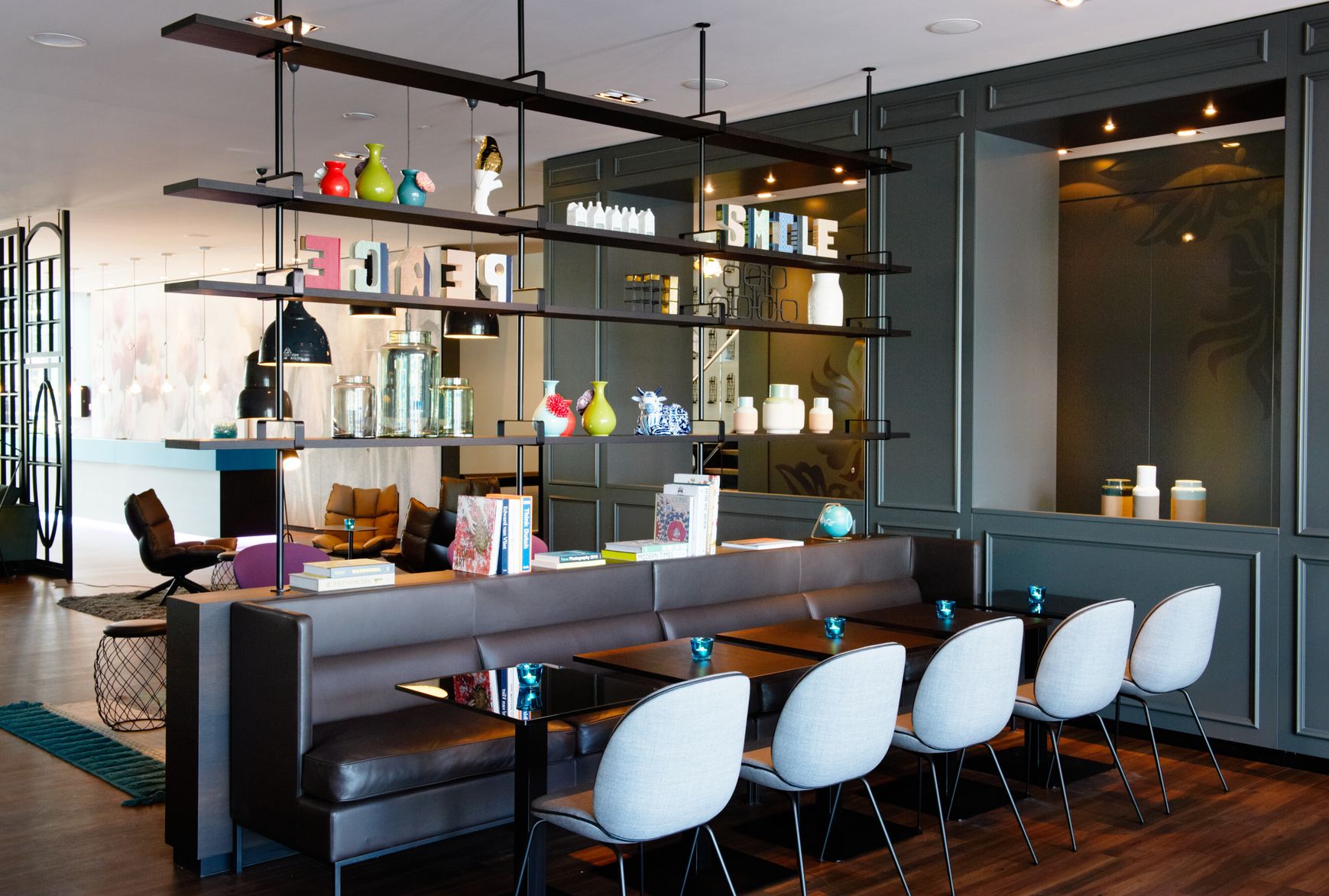 Hotel Amsterdam Motel One Innenbereich mit mehreren Tischen und Stühlen