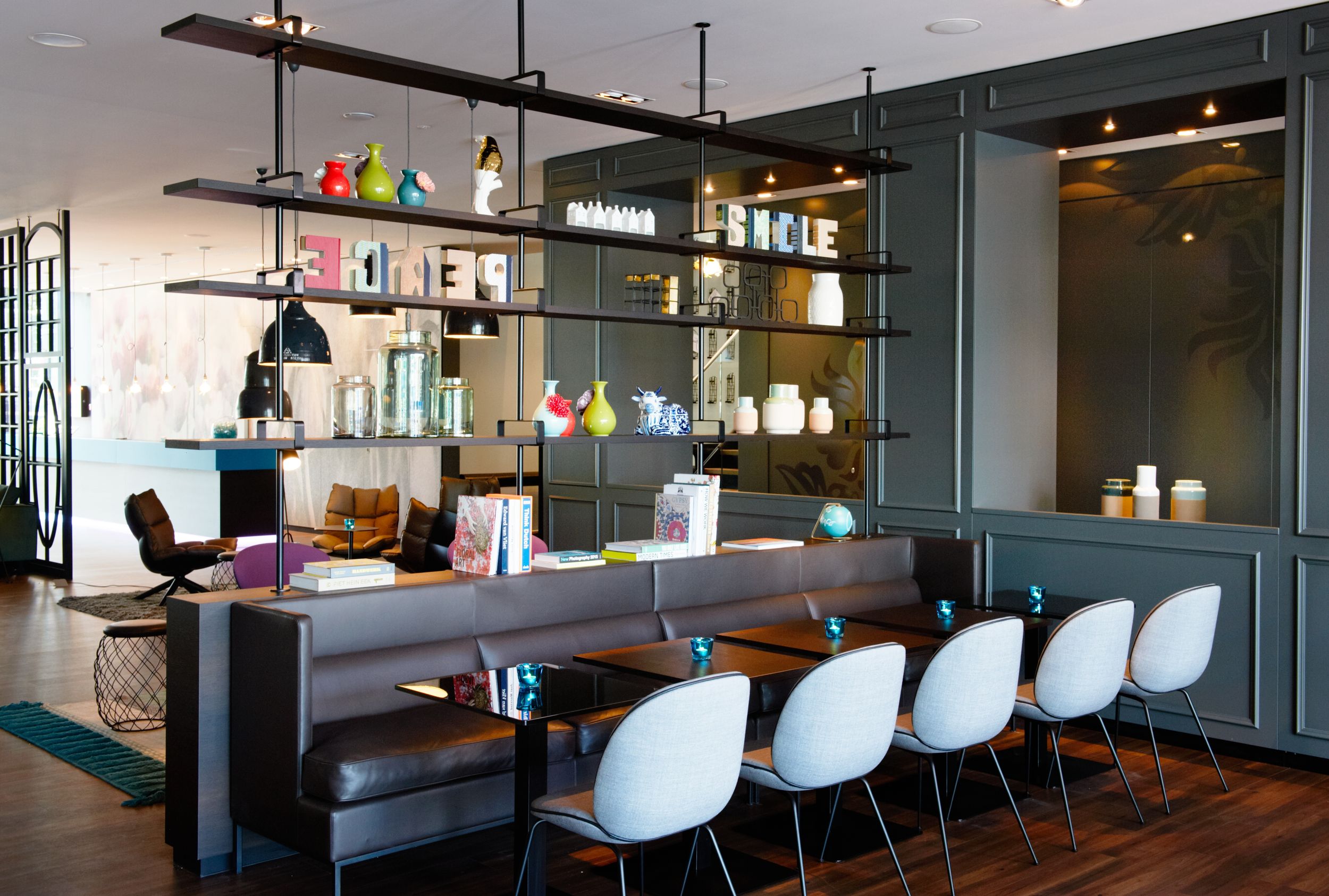 Hotel Amsterdam Motel One Innenbereich mit mehreren Tischen und Stühlen