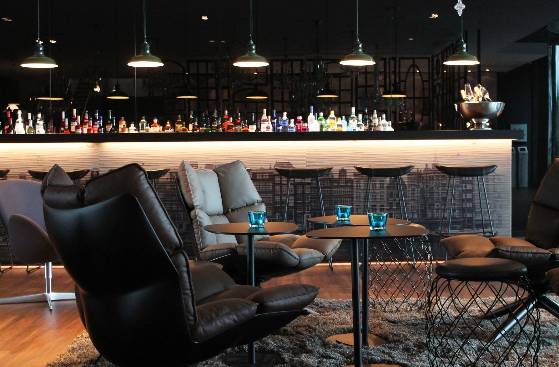 Hotel Amsterdam Motel One Bar mit Sesseln