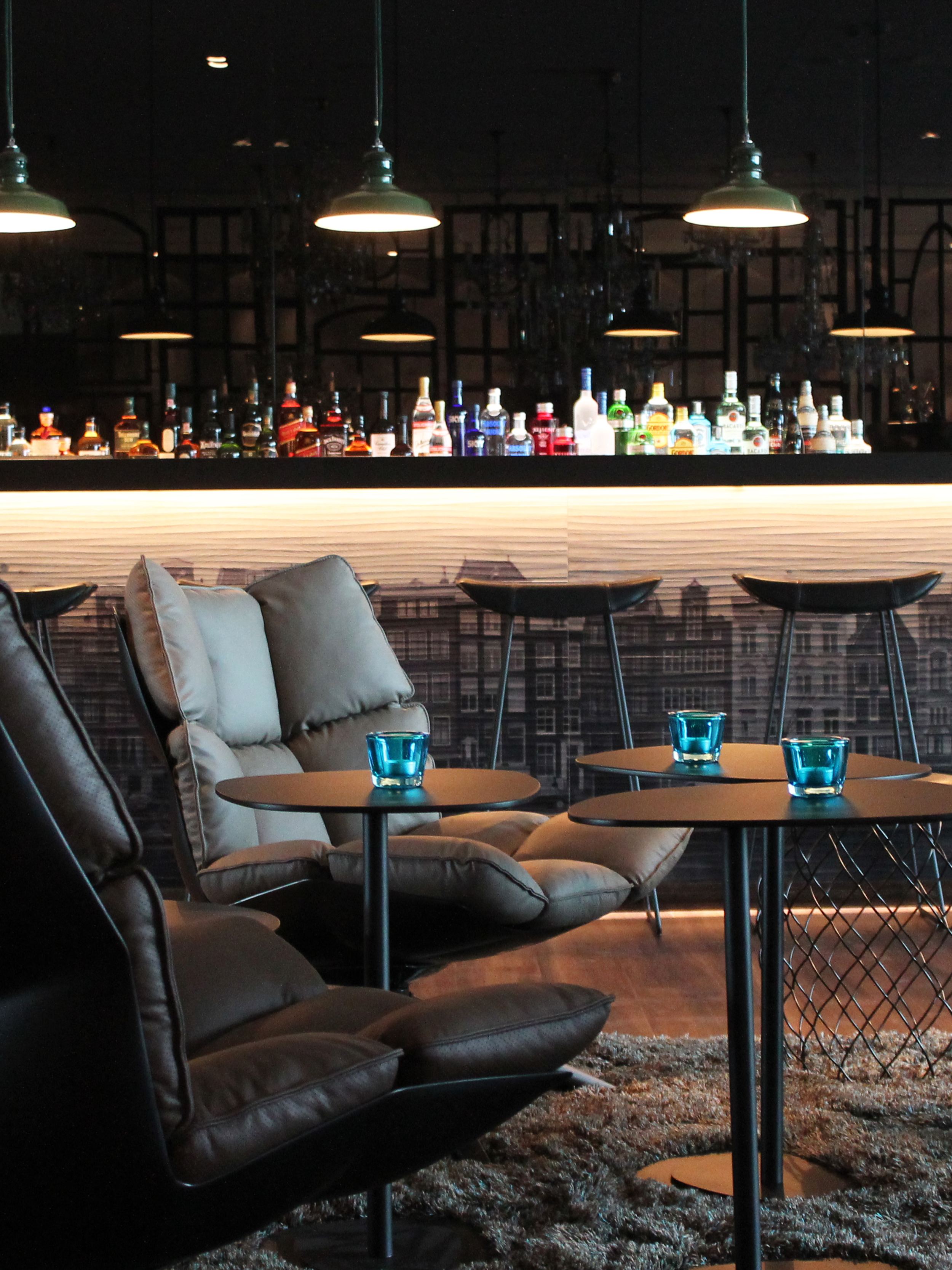 hotel Amsterdam Motel One bar with armchairs