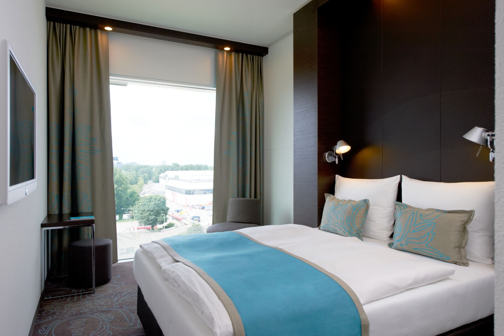 hotel Amsterdam Motel One room with double bed and window front