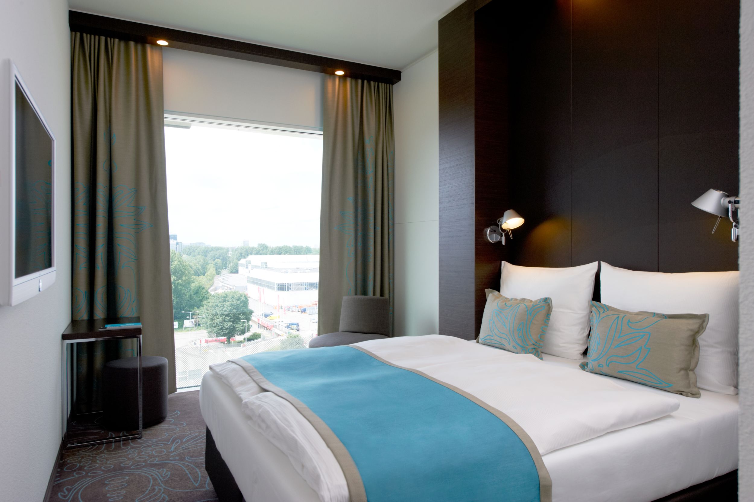 Hotel Amsterdam Motel One Zimmer Doppelbett und Fensterfront