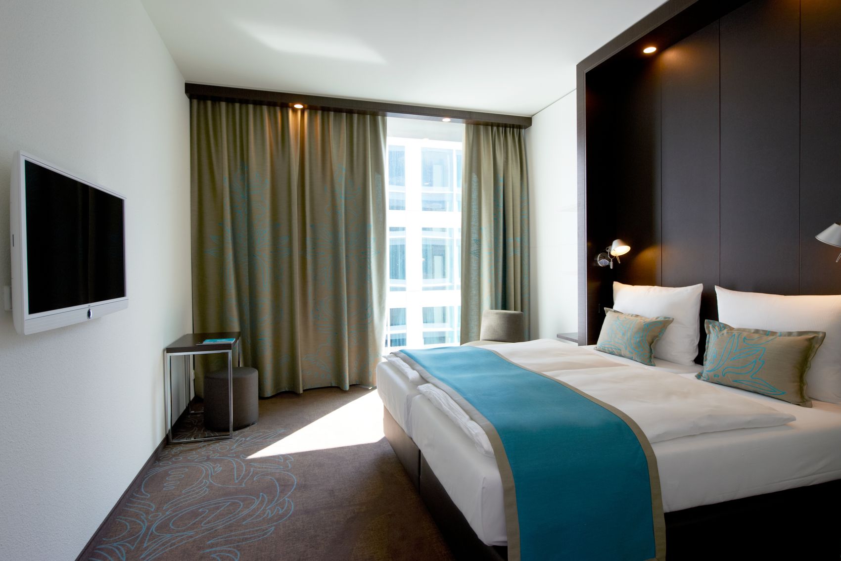 Hotel Amsterdam Motel One Doppelzimmer mit Bett,TV und bodentiefen Fenstern