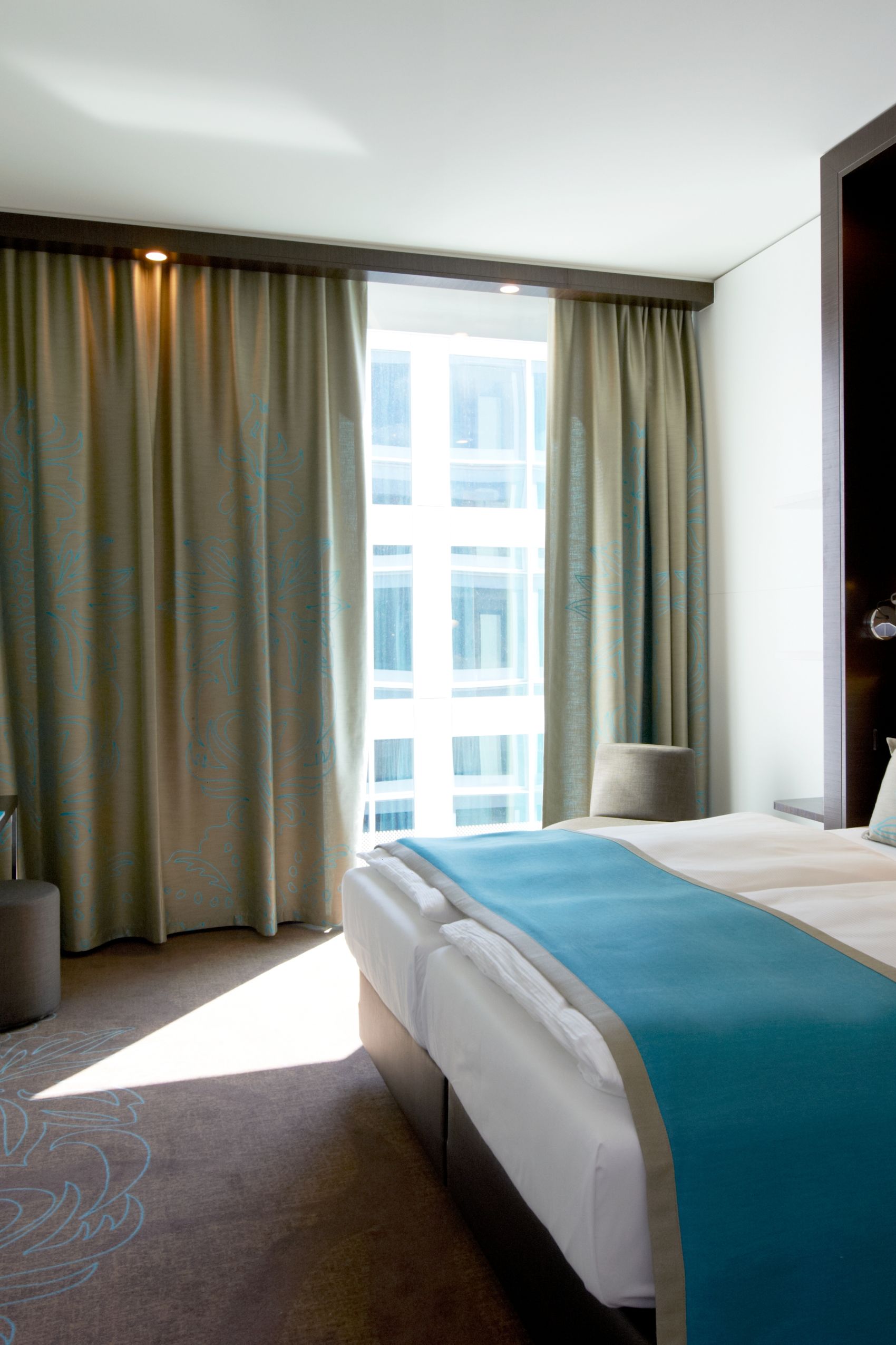 Hotel Amsterdam Motel One Doppelzimmer mit Bett,TV und bodentiefen Fenstern