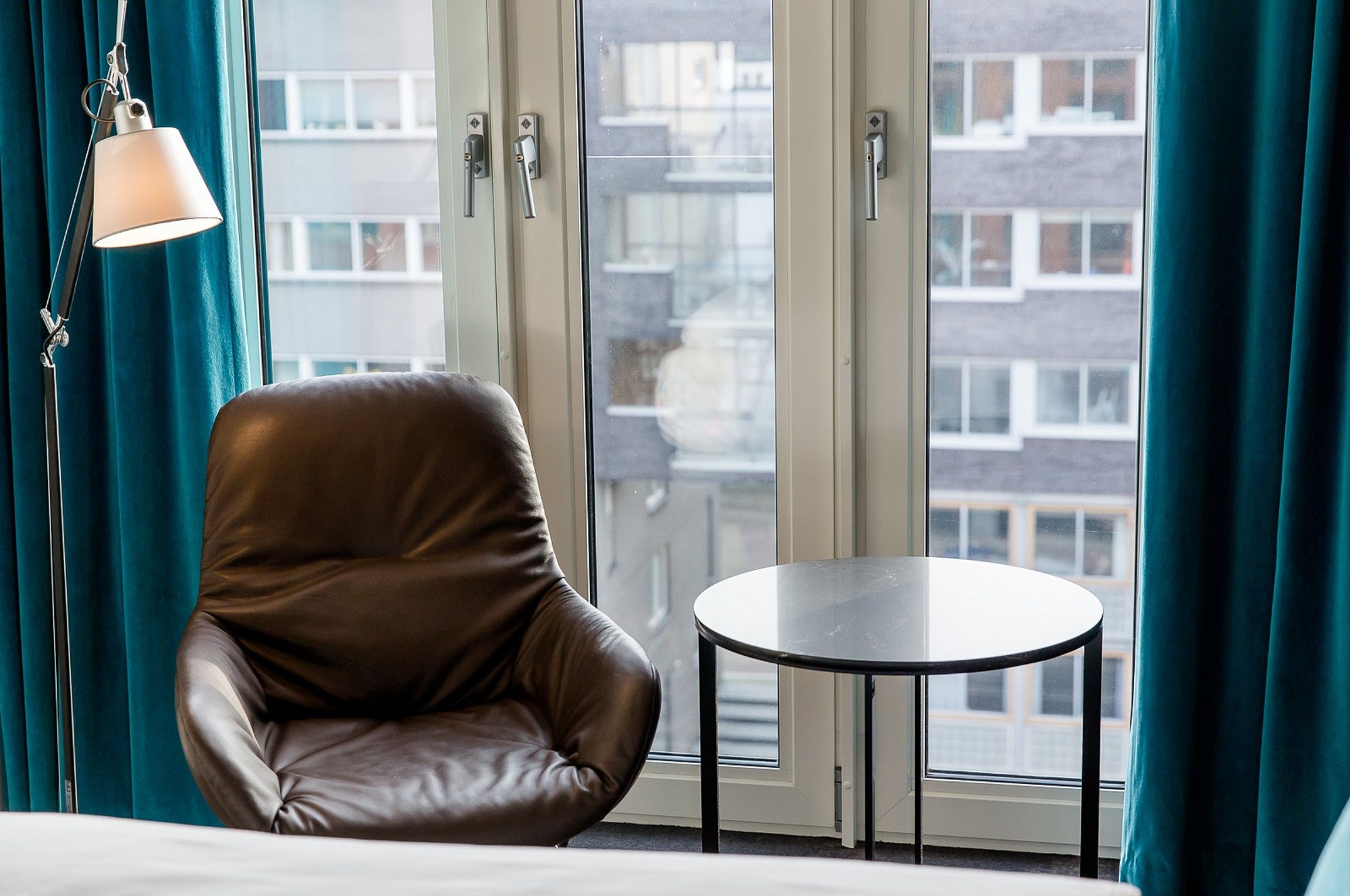 hotel Amsterdam-Waterlooplein Motel One room with armchair