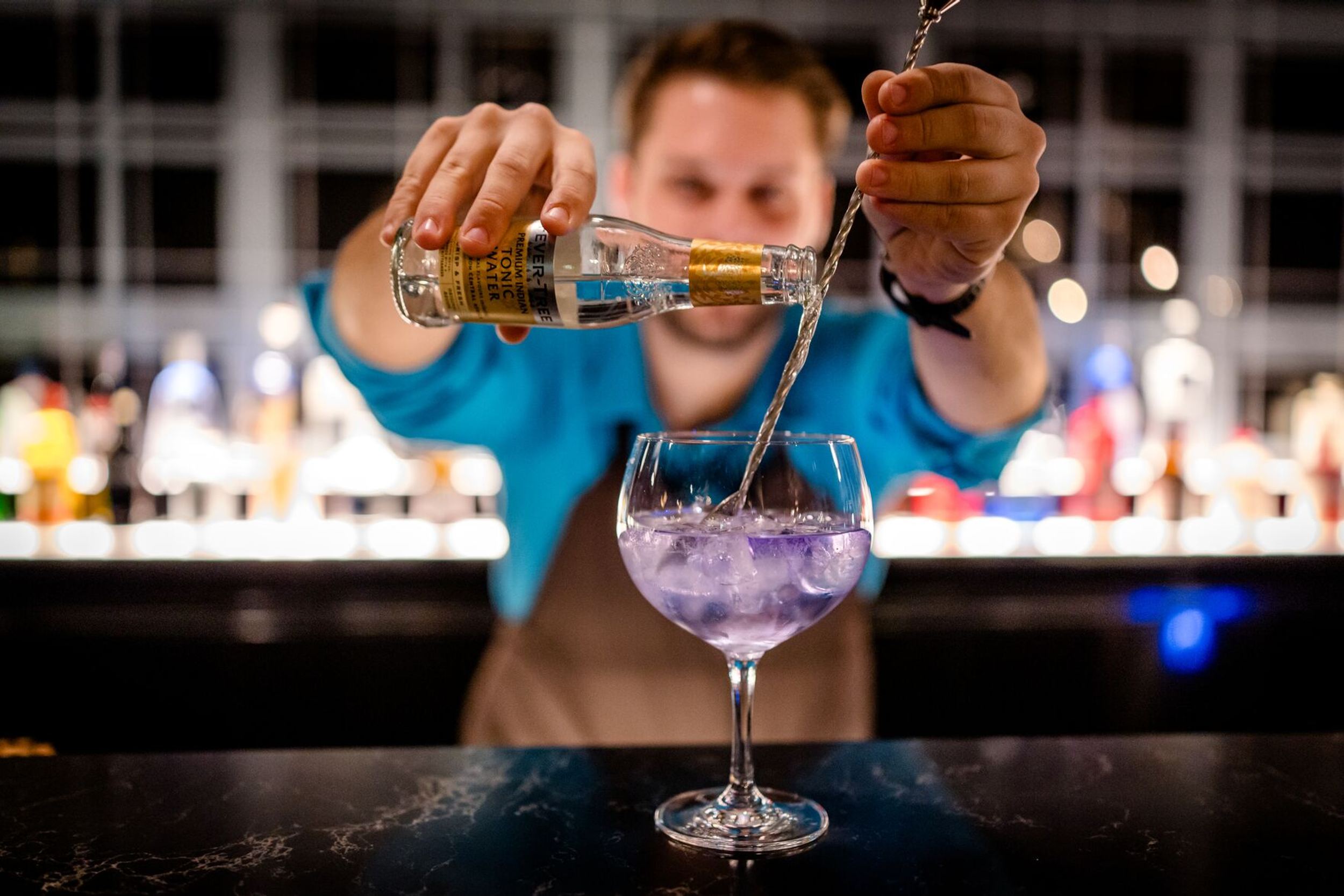 Designhotel Antwerpen Motel One Barkeeper Drink