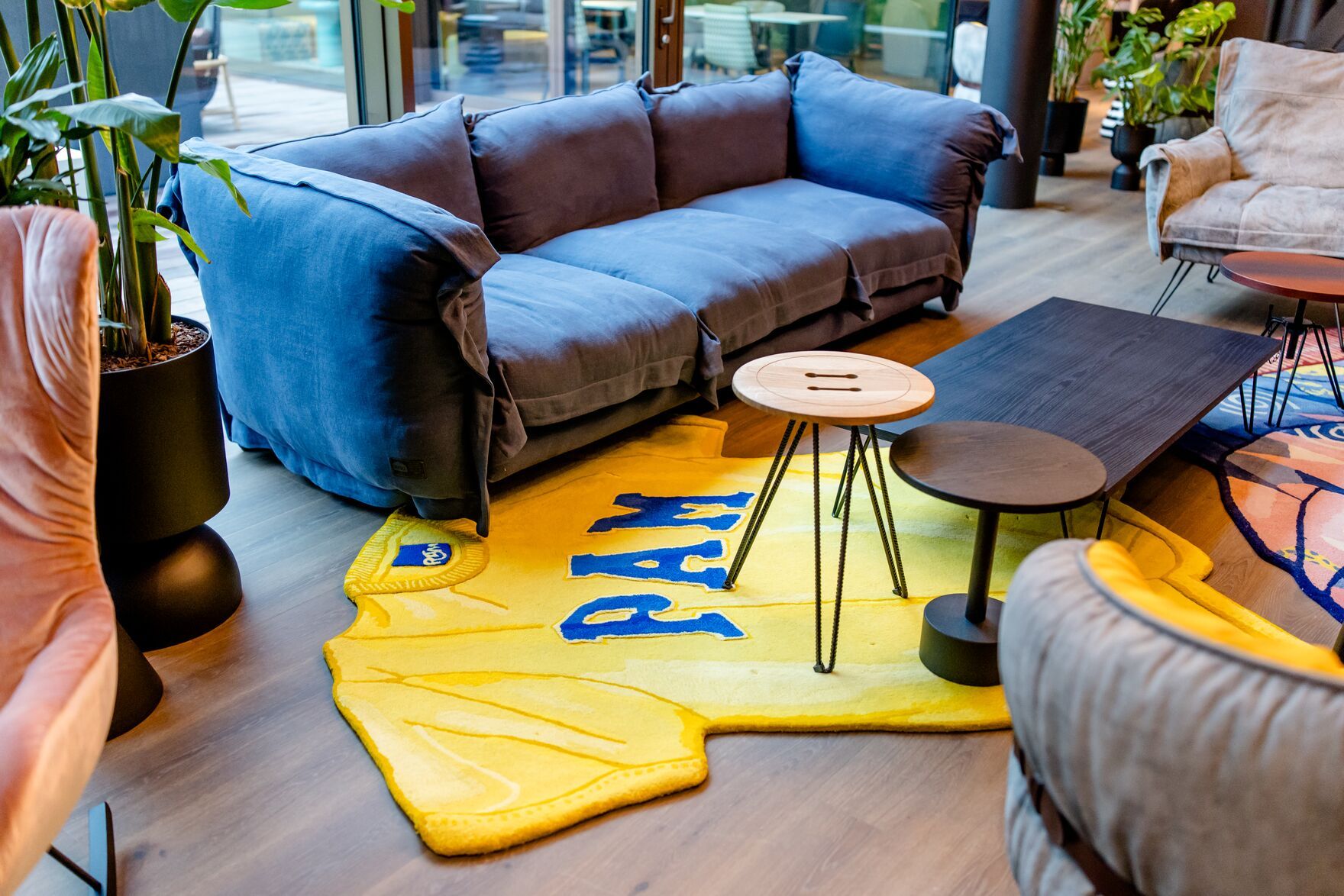 Designhotel Antwerpen Motel One Sessel Couch Lounge