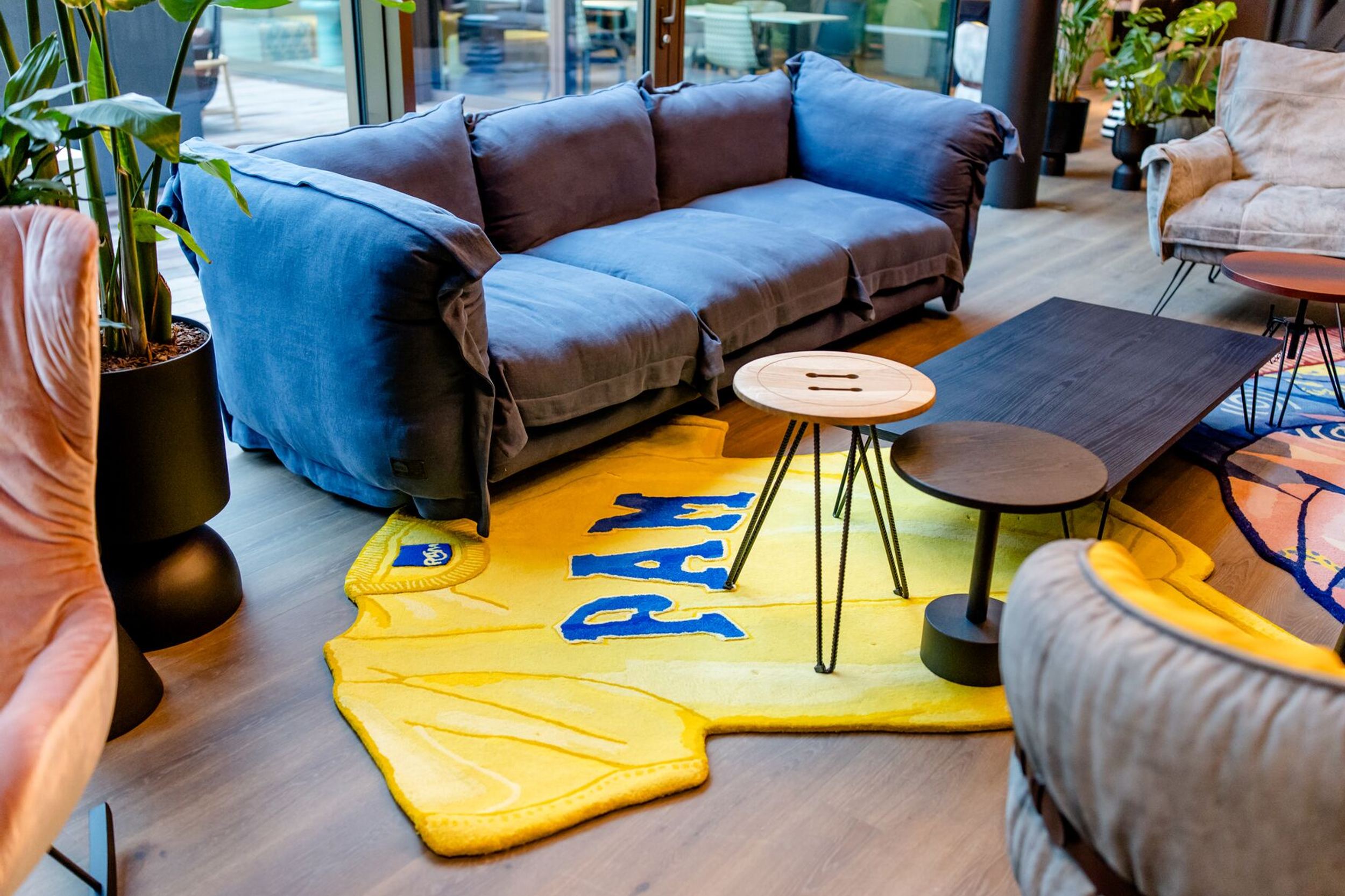 Designhotel Antwerpen Motel One Sessel Couch Lounge