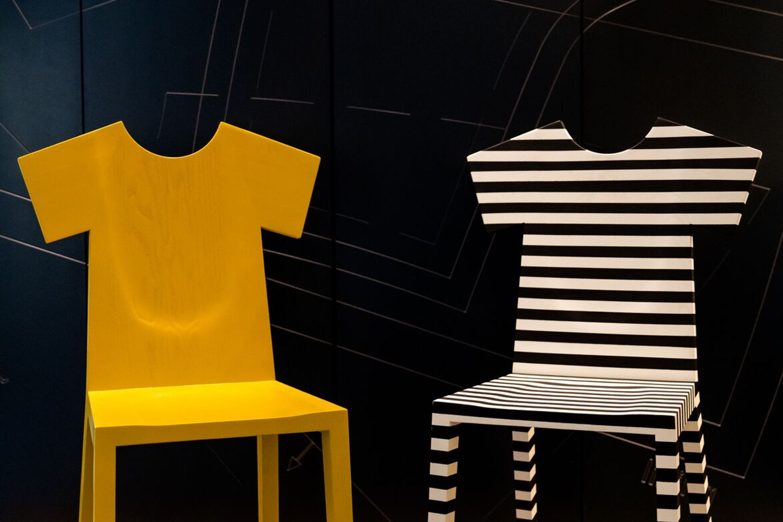 Designhotel Antwerpen Motel One zwei Stühle in Shirtform