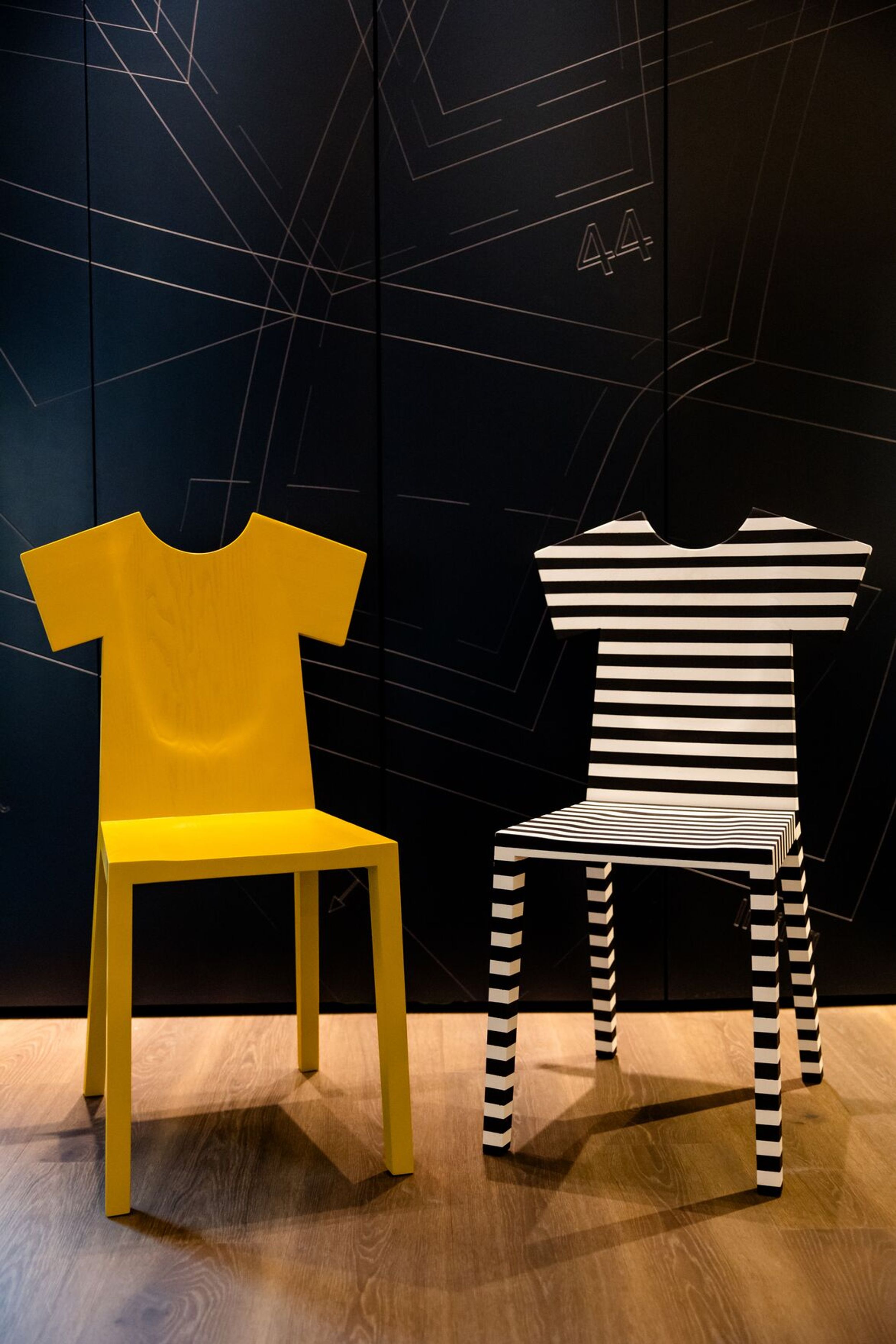 Designhotel Antwerpen Motel One zwei Stühle in Shirtform