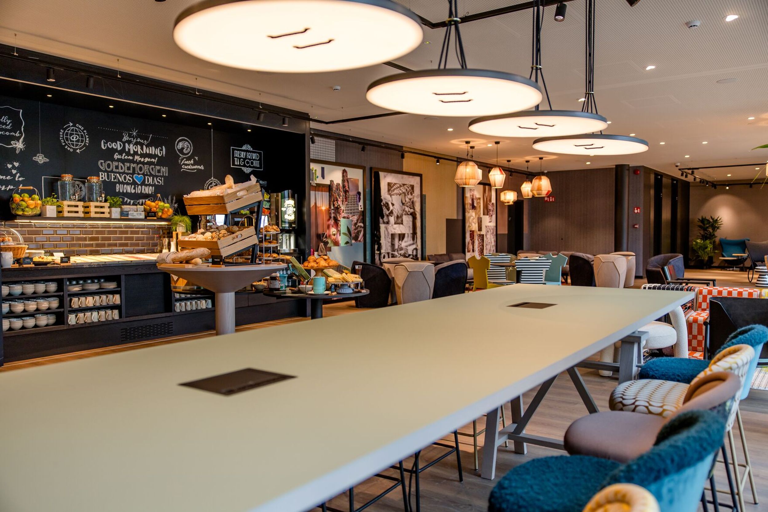Designhotel Antwerpen Motel One Innenbereich langer Tisch