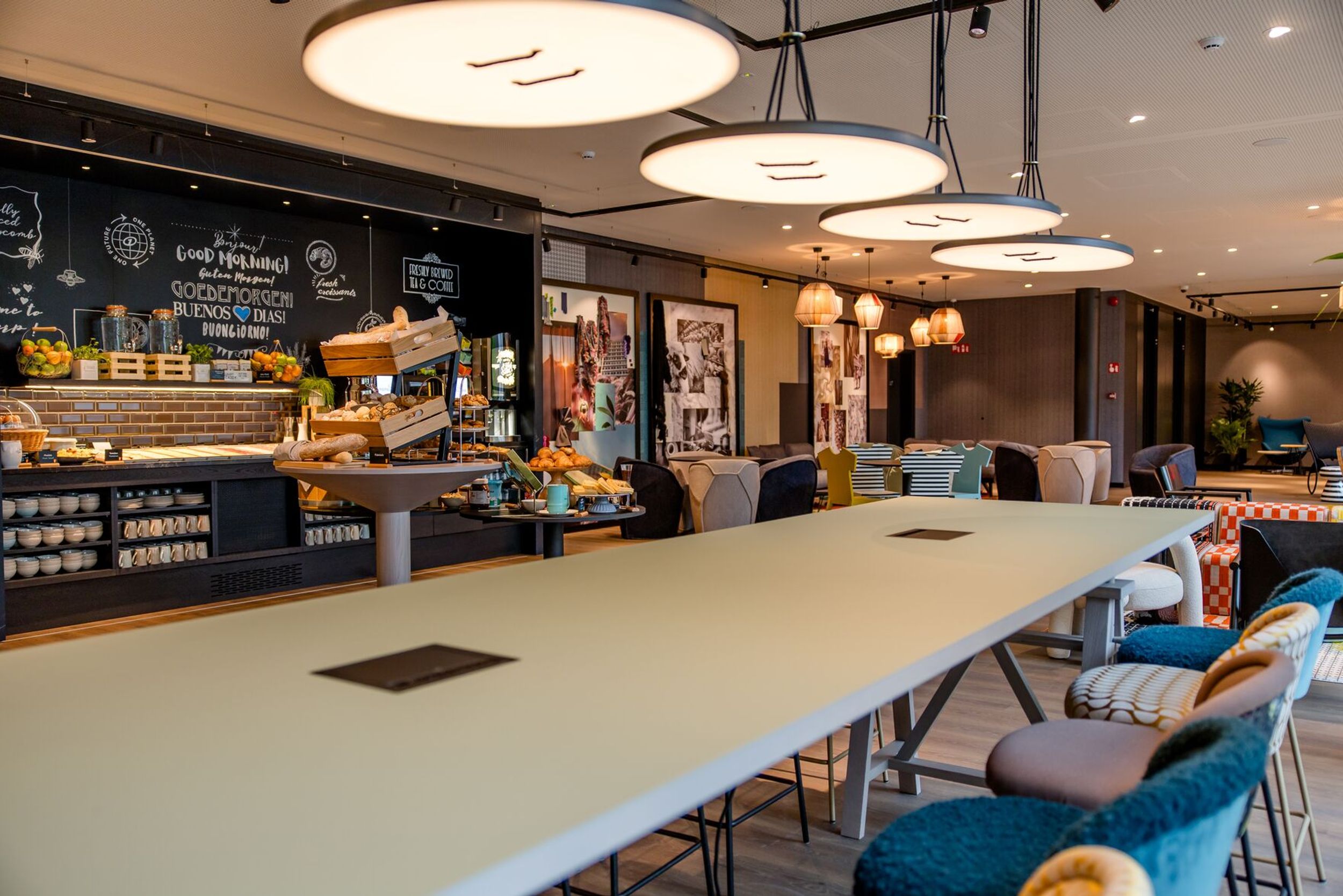 Designhotel Antwerpen Motel One Innenbereich langer Tisch