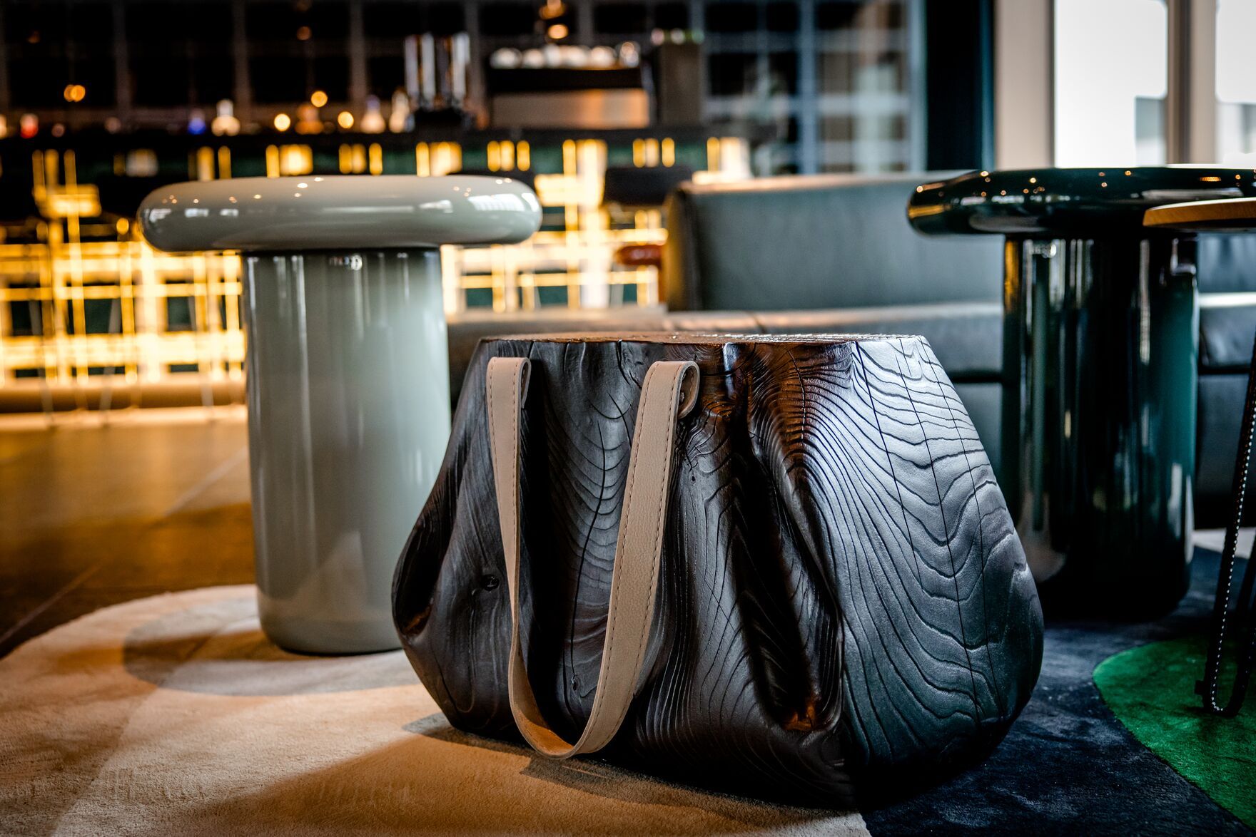 Designhotel Antwerpen Motel One Holztisch in Taschenform