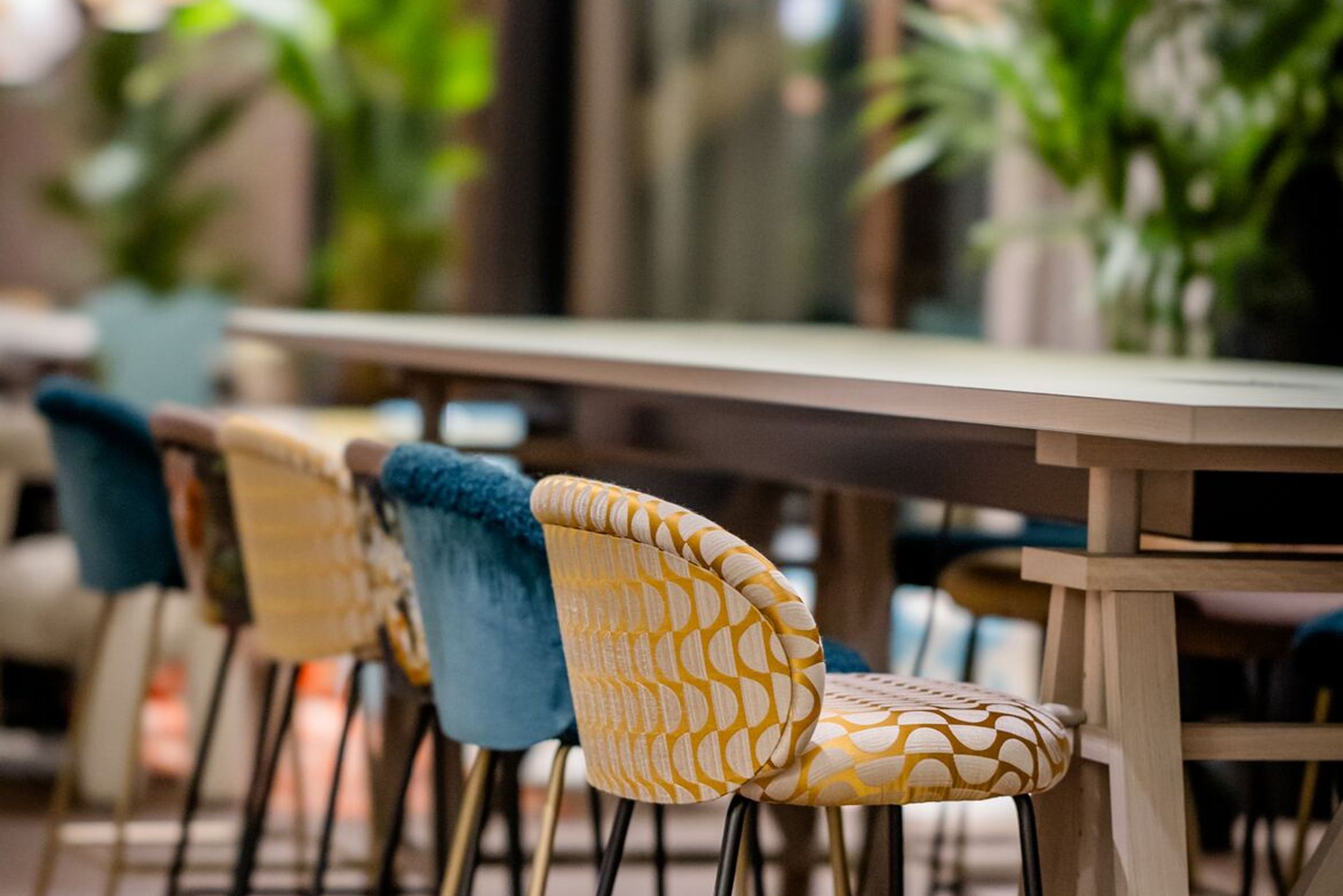 Designhotel Antwerpen Motel One Innenbereich Stühle an Tisch